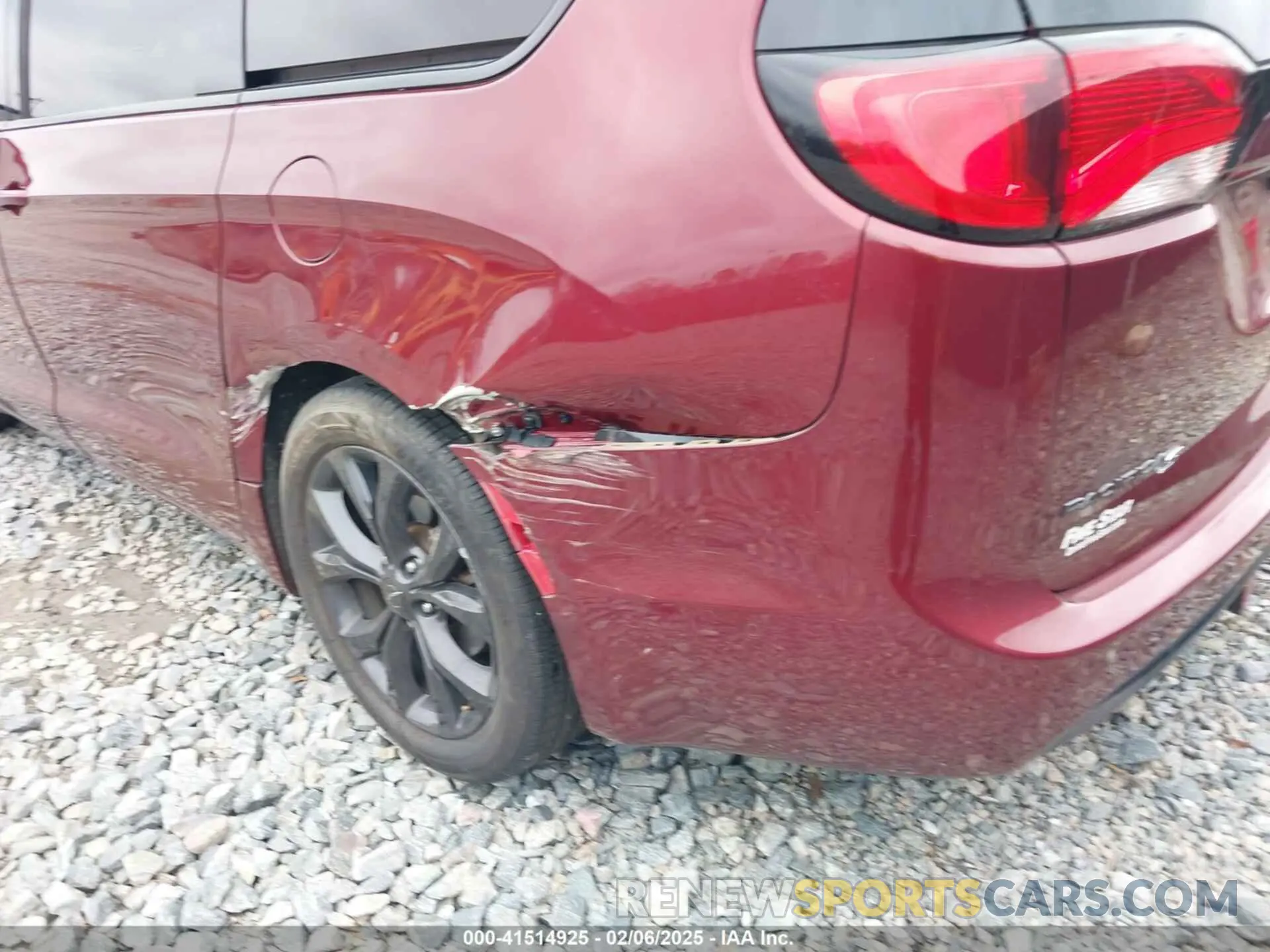 18 Photograph of a damaged car 2C4RC1FGXLR100447 CHRYSLER PACIFICA 2020