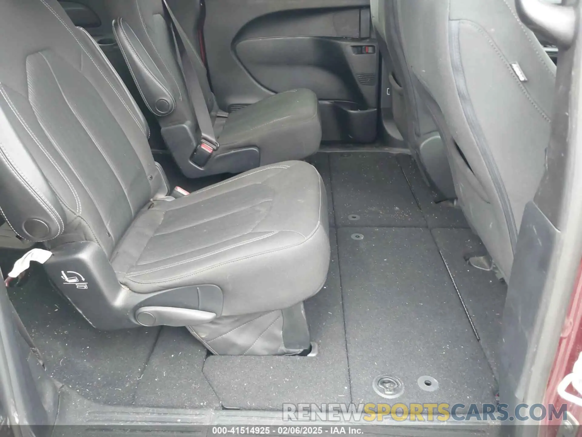 8 Photograph of a damaged car 2C4RC1FGXLR100447 CHRYSLER PACIFICA 2020