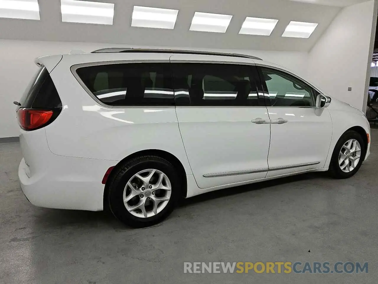 3 Photograph of a damaged car 2C4RC1GG0LR156198 CHRYSLER PACIFICA 2020