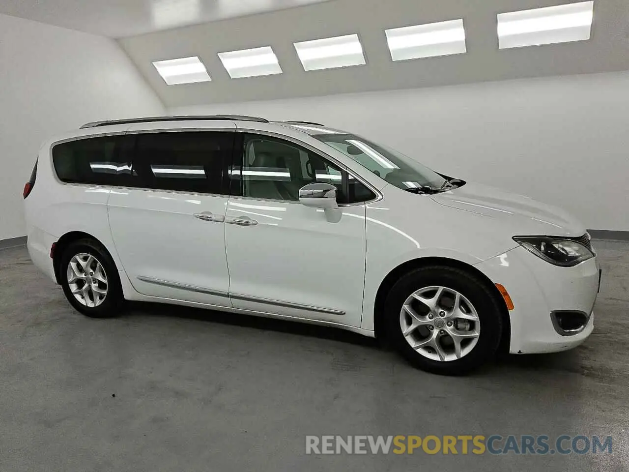 4 Photograph of a damaged car 2C4RC1GG0LR156198 CHRYSLER PACIFICA 2020