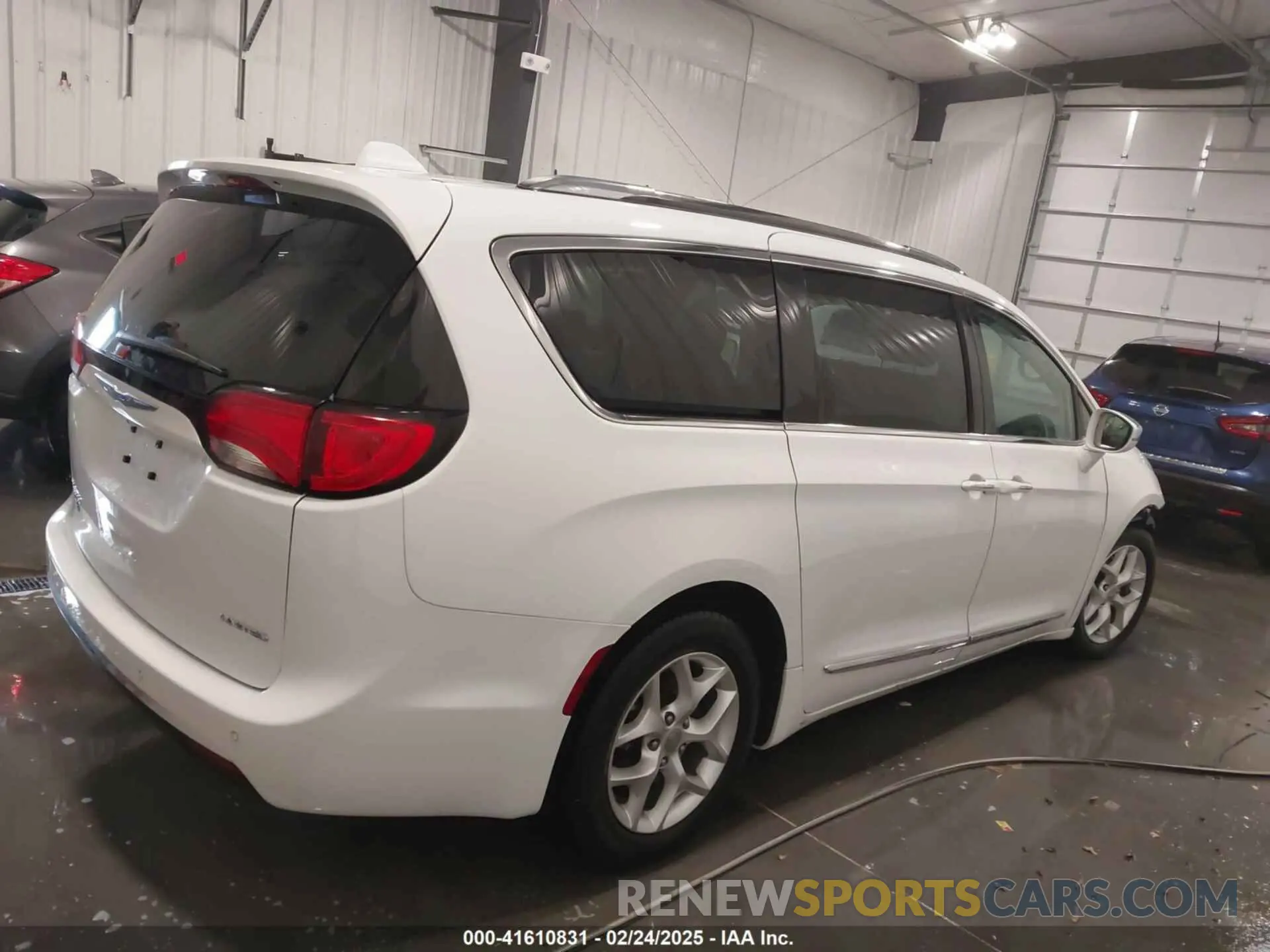14 Photograph of a damaged car 2C4RC1GG0LR284313 CHRYSLER PACIFICA 2020