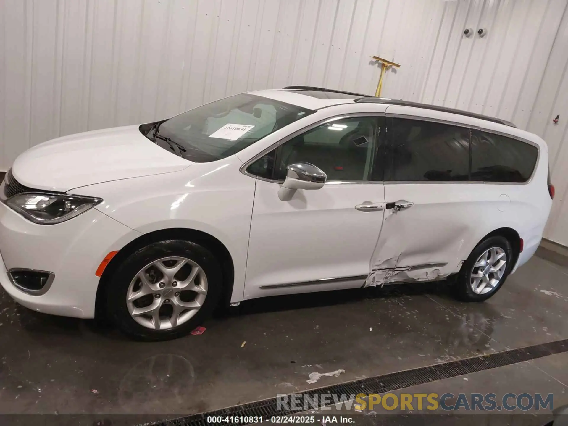 15 Photograph of a damaged car 2C4RC1GG0LR284313 CHRYSLER PACIFICA 2020