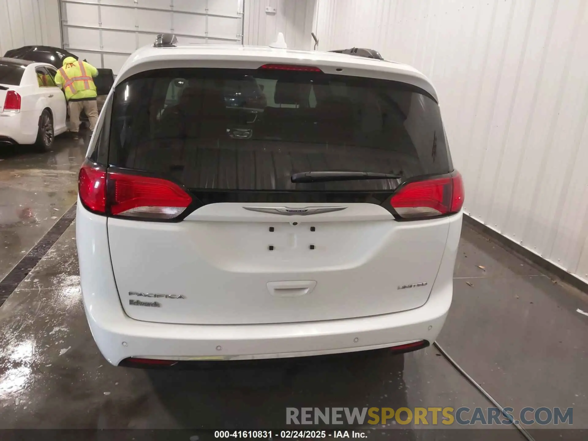17 Photograph of a damaged car 2C4RC1GG0LR284313 CHRYSLER PACIFICA 2020