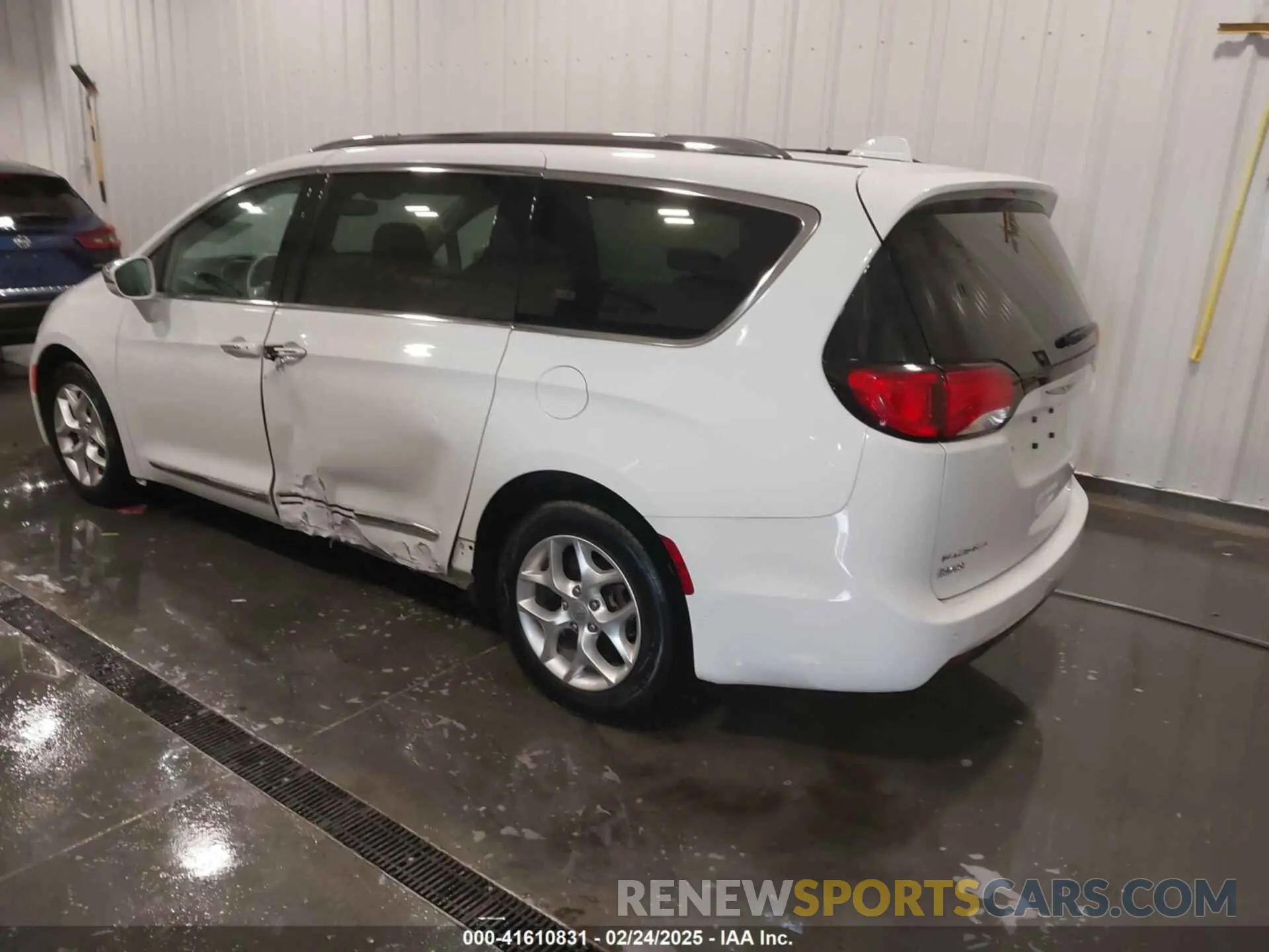 3 Photograph of a damaged car 2C4RC1GG0LR284313 CHRYSLER PACIFICA 2020