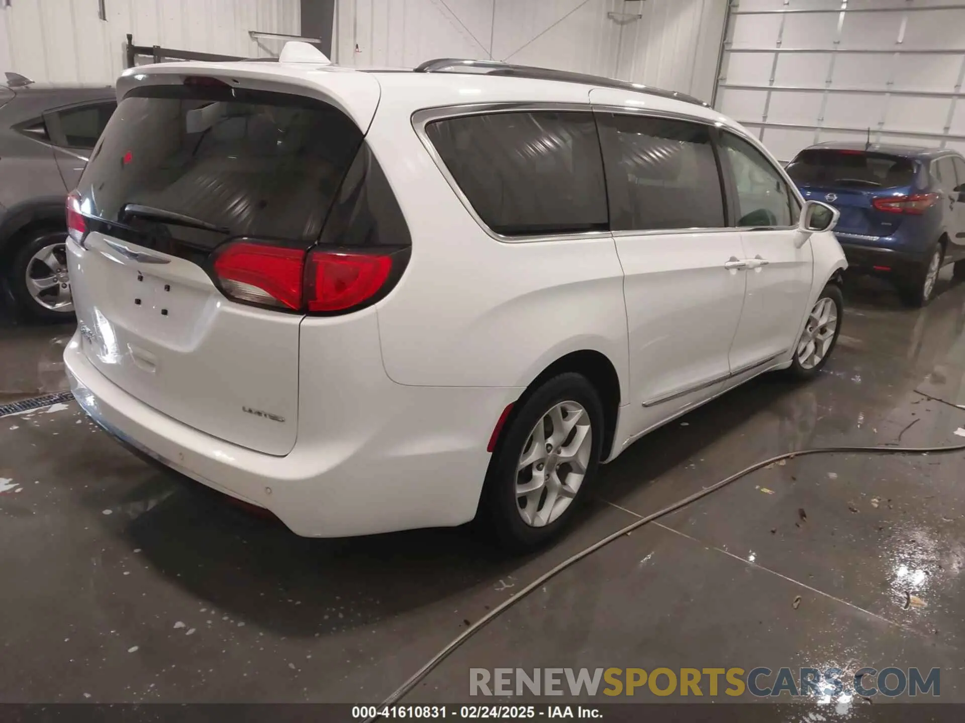4 Photograph of a damaged car 2C4RC1GG0LR284313 CHRYSLER PACIFICA 2020