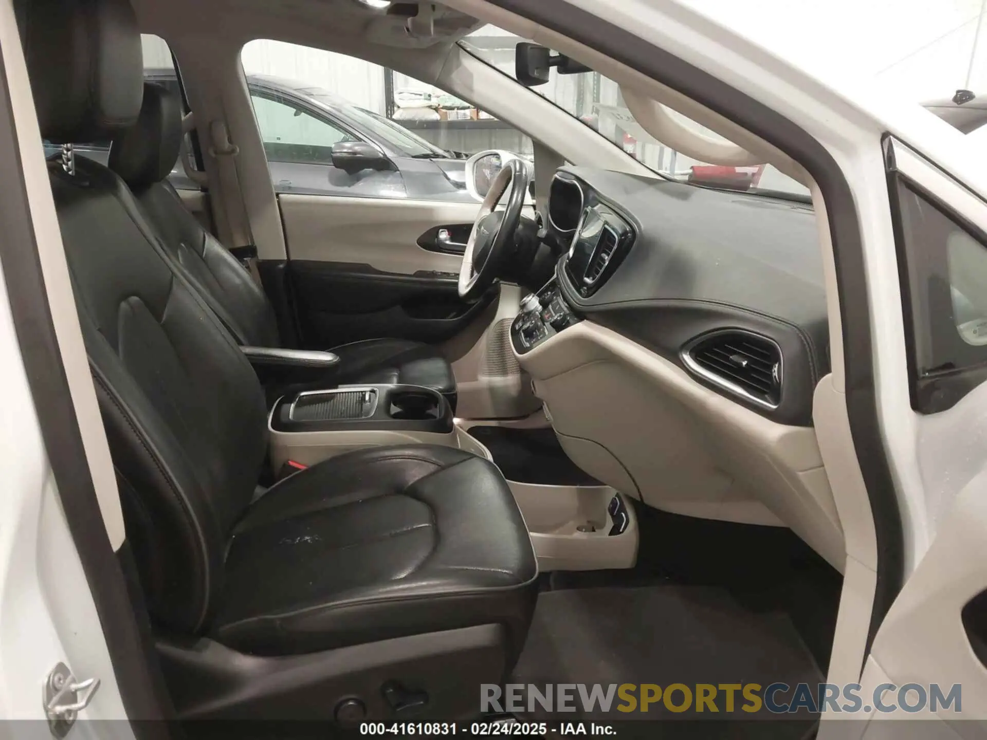 5 Photograph of a damaged car 2C4RC1GG0LR284313 CHRYSLER PACIFICA 2020