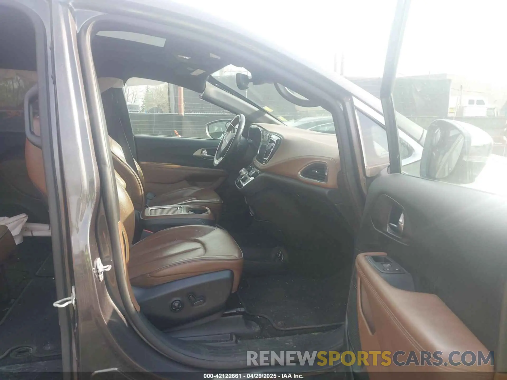 5 Photograph of a damaged car 2C4RC1GG2LR151861 CHRYSLER PACIFICA 2020