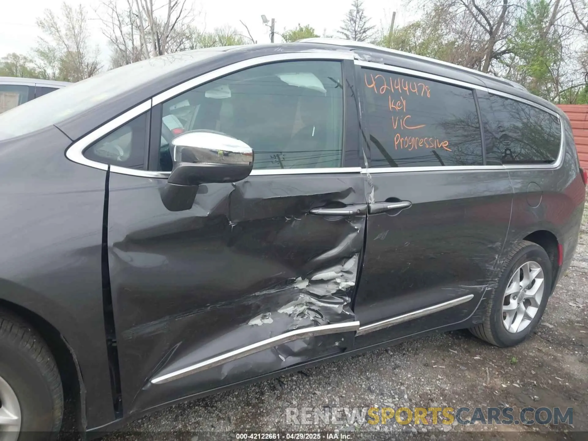 6 Photograph of a damaged car 2C4RC1GG2LR151861 CHRYSLER PACIFICA 2020
