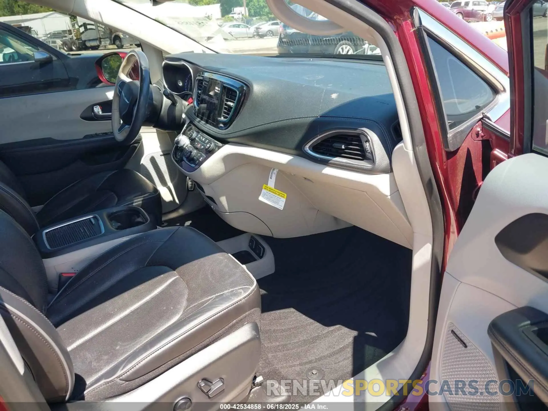5 Photograph of a damaged car 2C4RC1GG3LR141680 CHRYSLER PACIFICA 2020