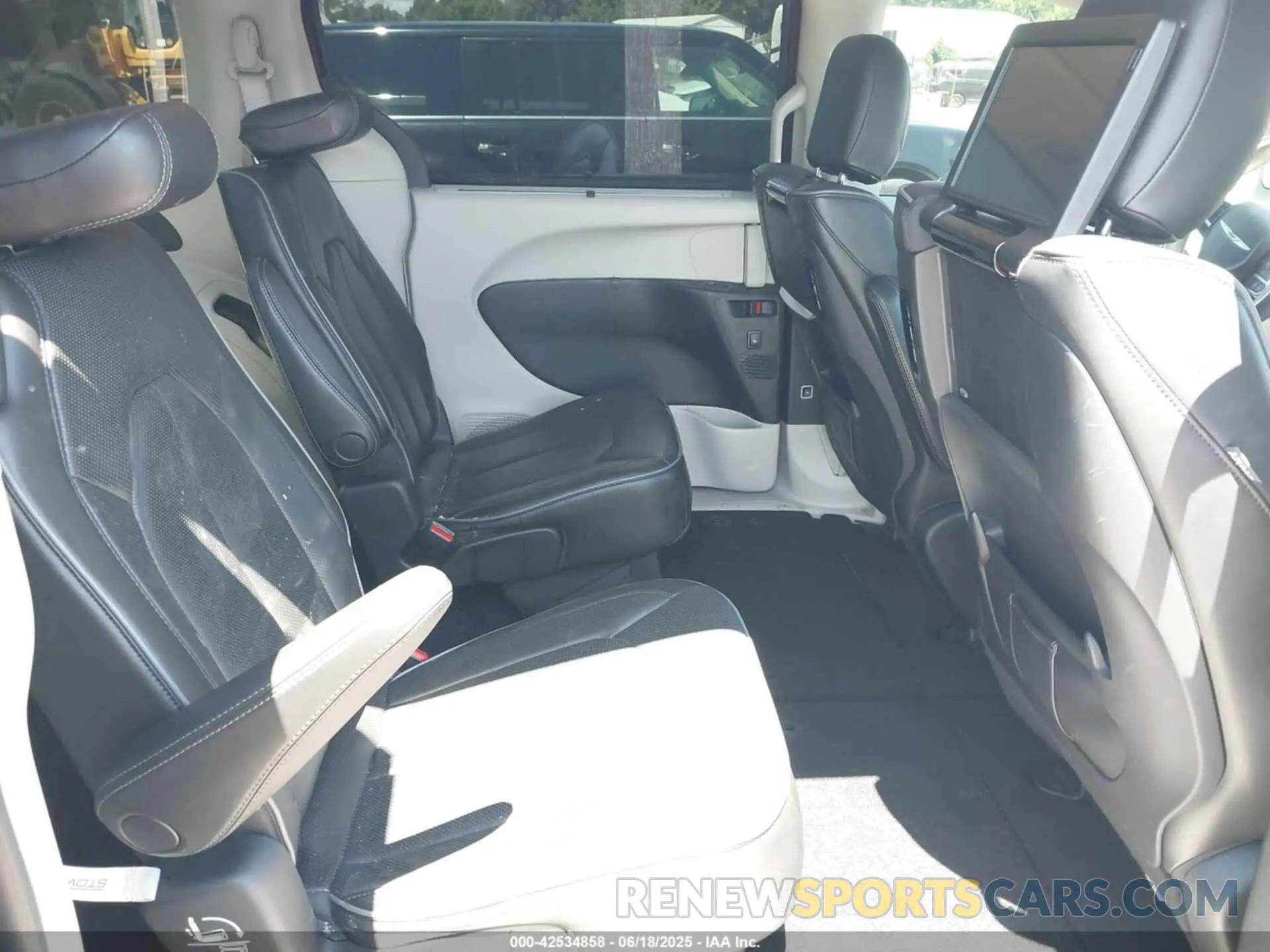 8 Photograph of a damaged car 2C4RC1GG3LR141680 CHRYSLER PACIFICA 2020