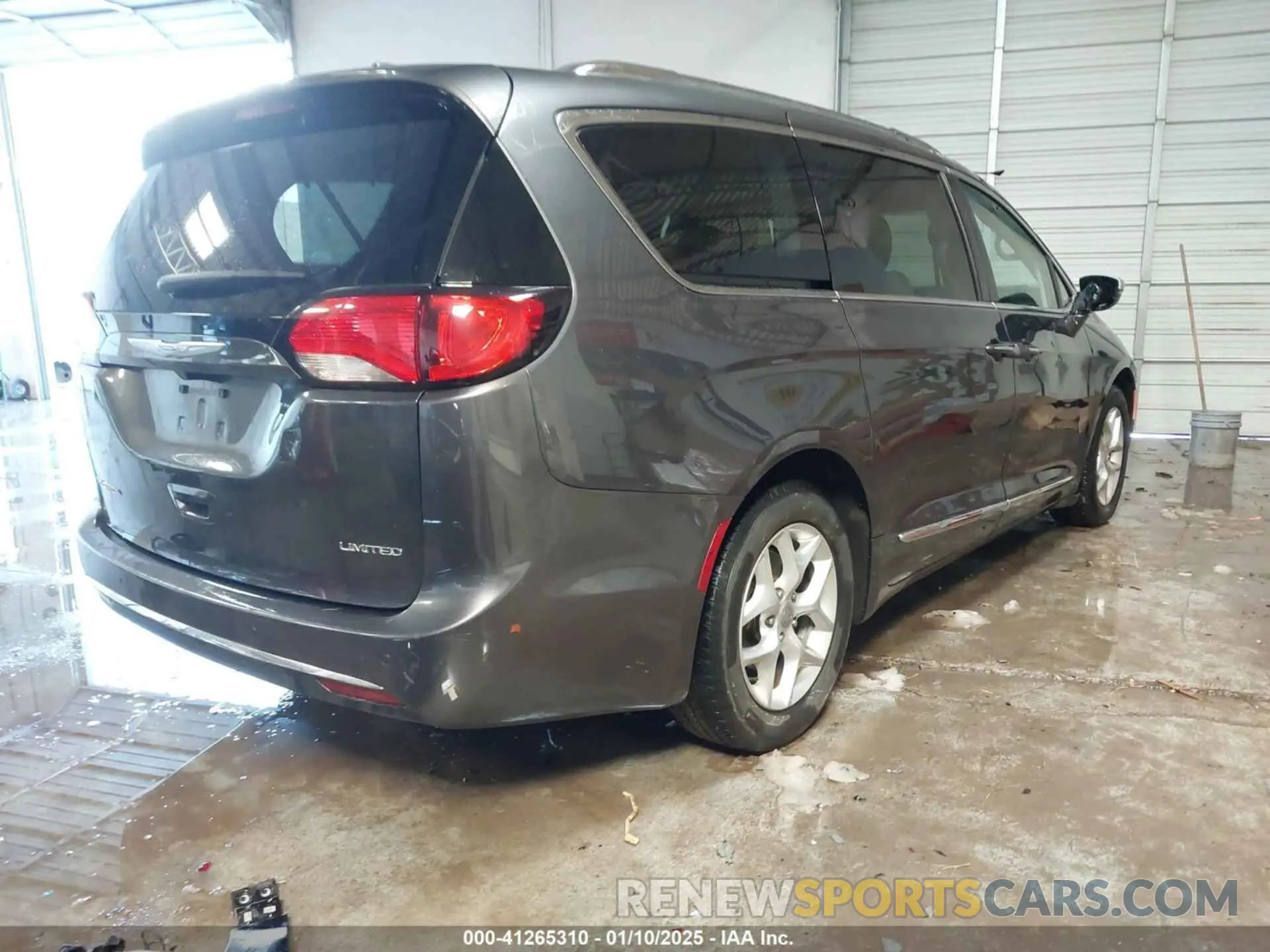 4 Photograph of a damaged car 2C4RC1GG3LR151349 CHRYSLER PACIFICA 2020