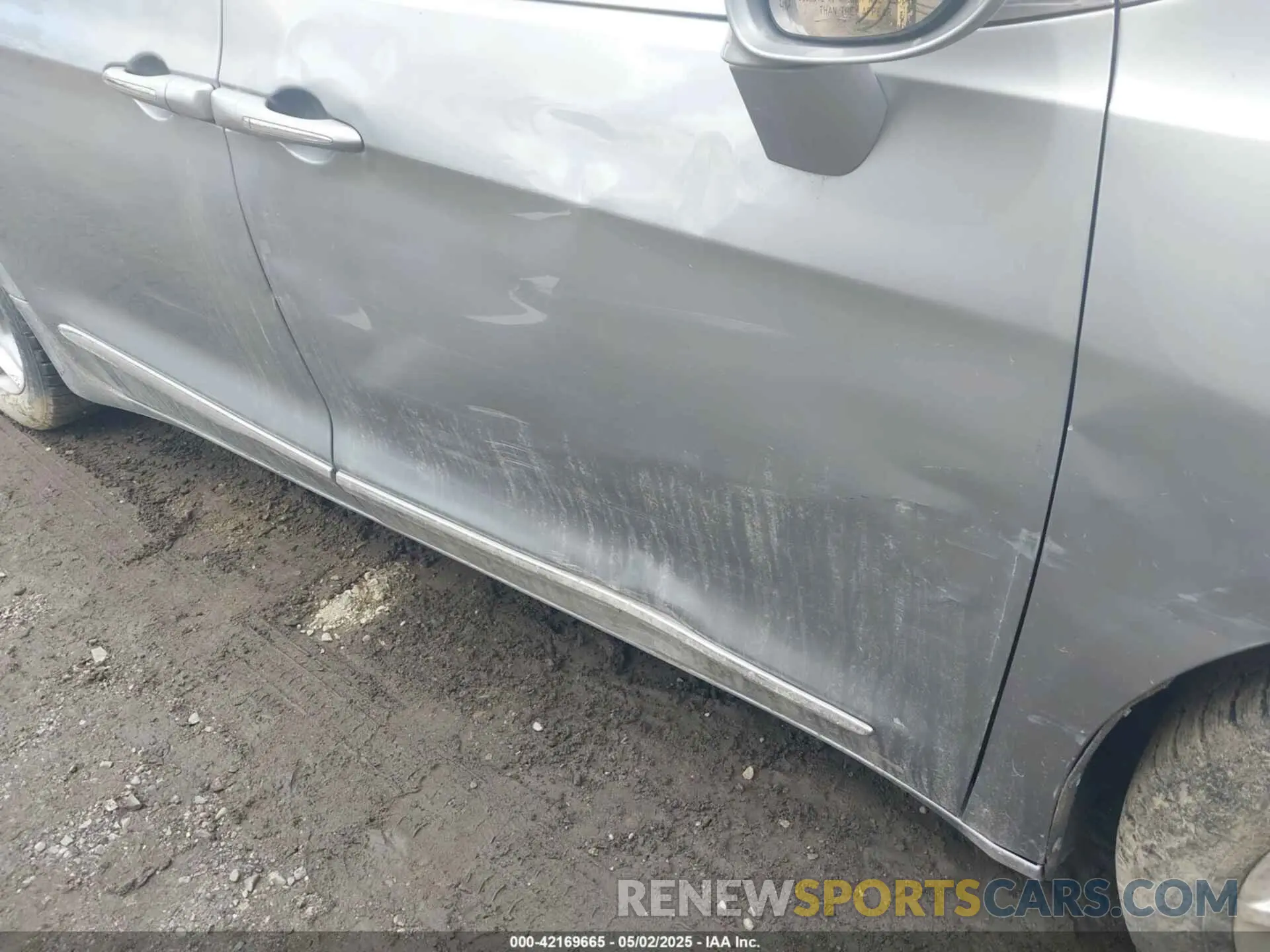 21 Photograph of a damaged car 2C4RC1GG3LR290249 CHRYSLER PACIFICA 2020