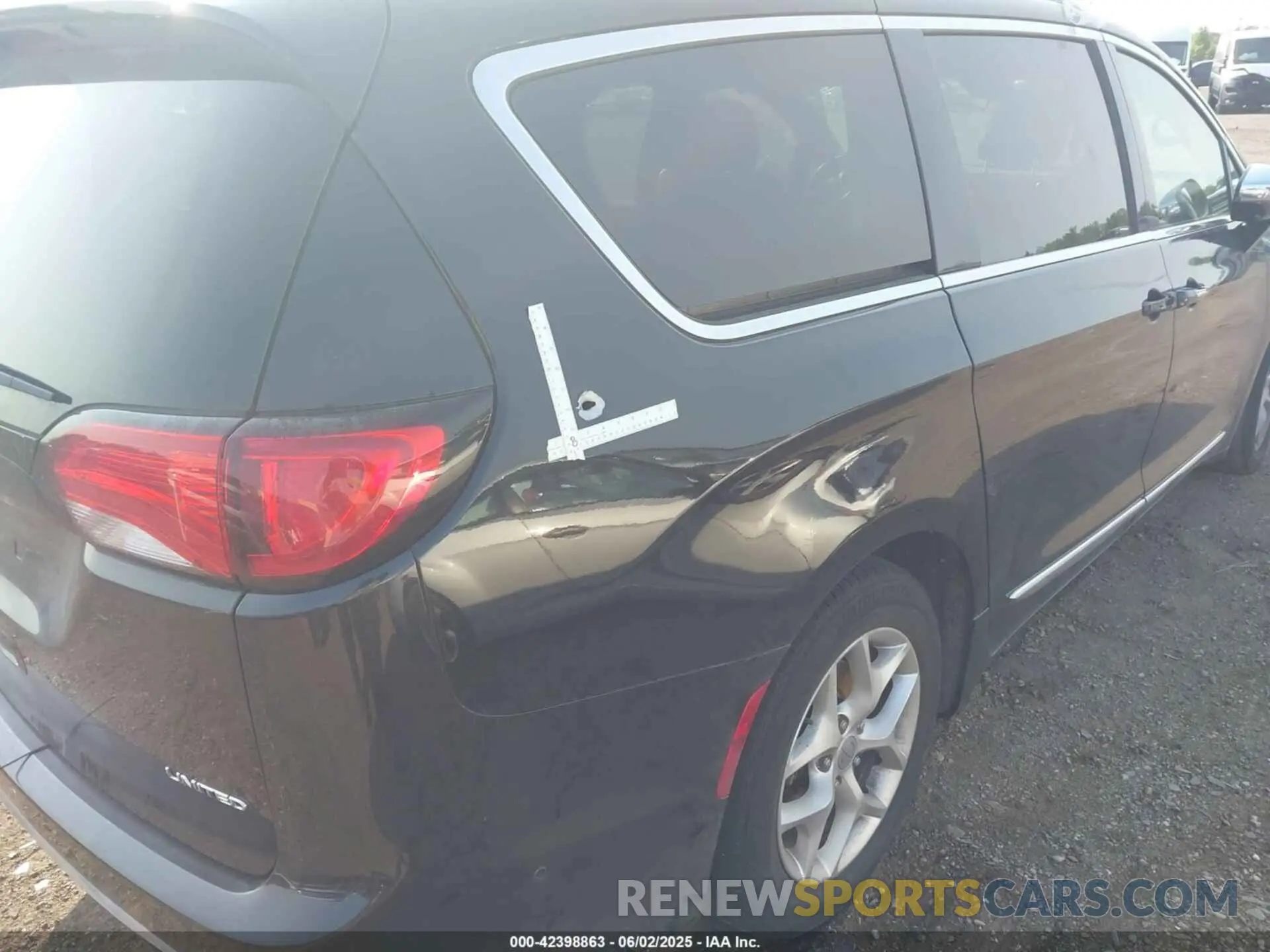 6 Photograph of a damaged car 2C4RC1GG5LR151840 CHRYSLER PACIFICA 2020