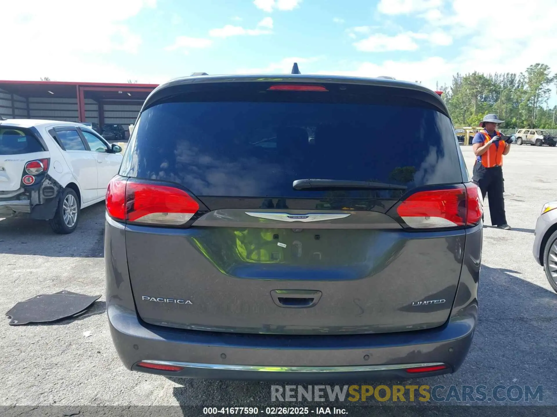 16 Photograph of a damaged car 2C4RC1GG5LR156231 CHRYSLER PACIFICA 2020
