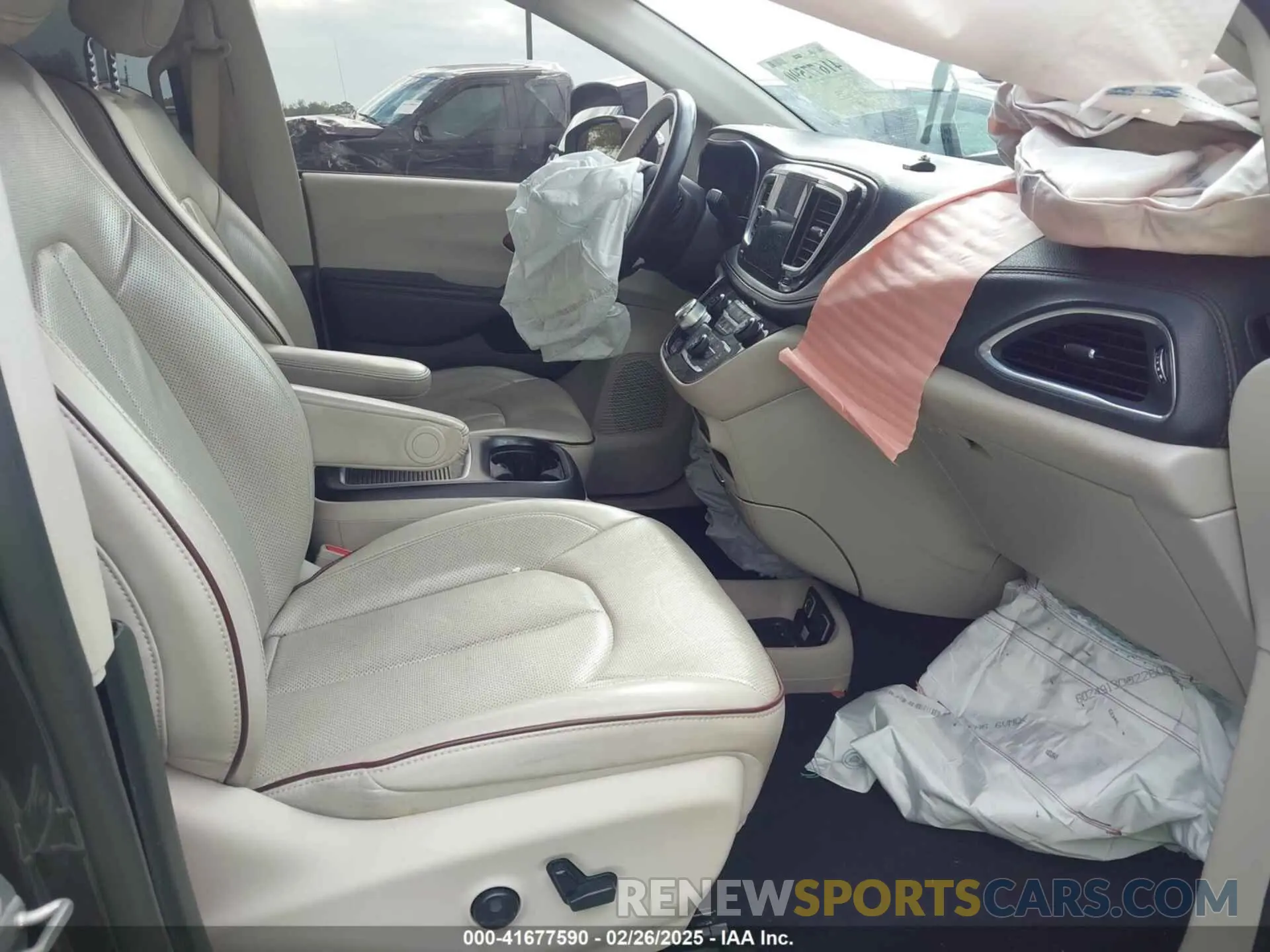 5 Photograph of a damaged car 2C4RC1GG5LR156231 CHRYSLER PACIFICA 2020