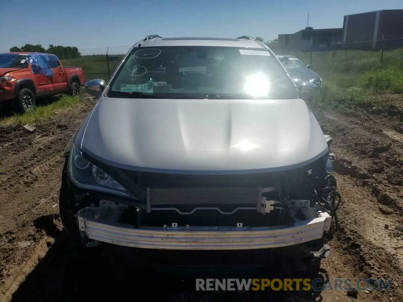5 Photograph of a damaged car 2C4RC1GG5LR284775 CHRYSLER PACIFICA 2020