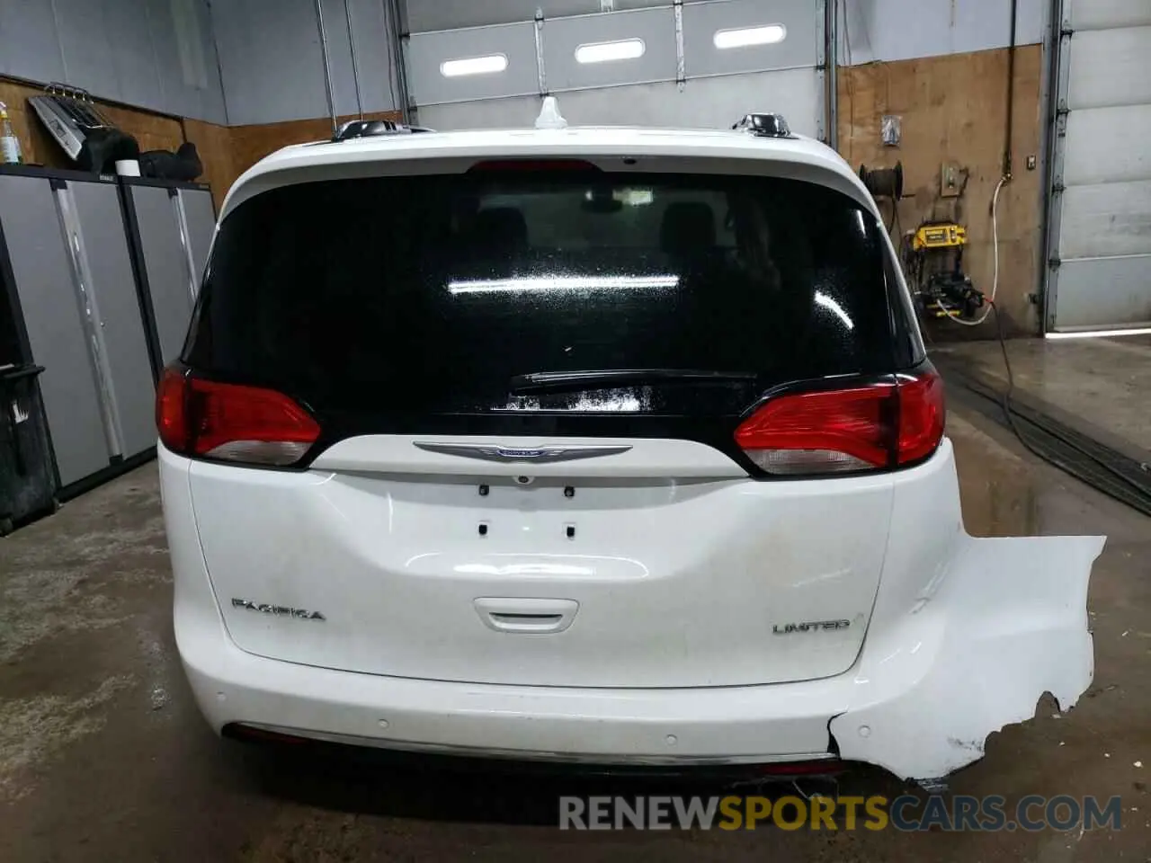 6 Photograph of a damaged car 2C4RC1GG6LR272019 CHRYSLER PACIFICA 2020
