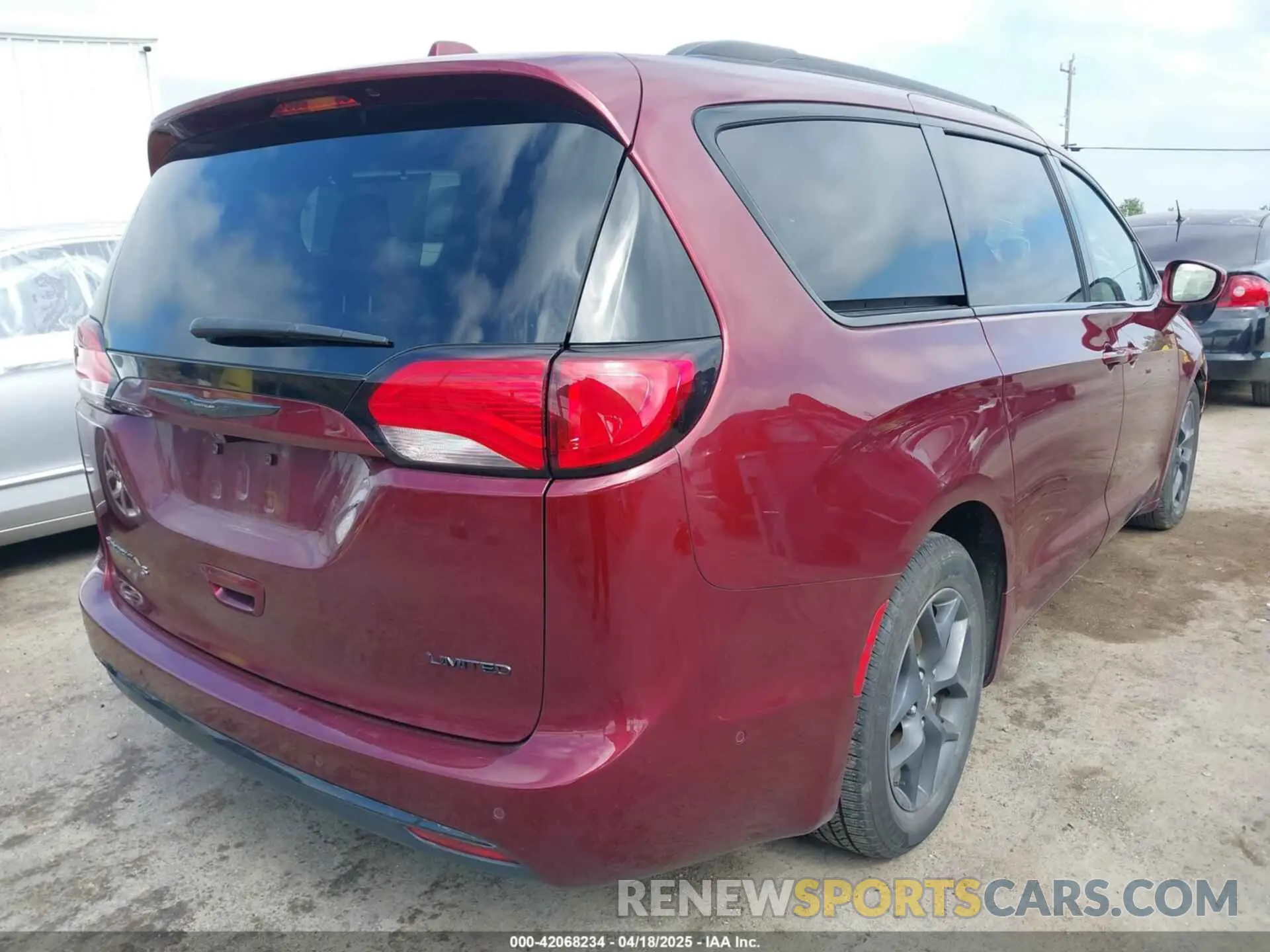 4 Photograph of a damaged car 2C4RC1GG6LR286390 CHRYSLER PACIFICA 2020
