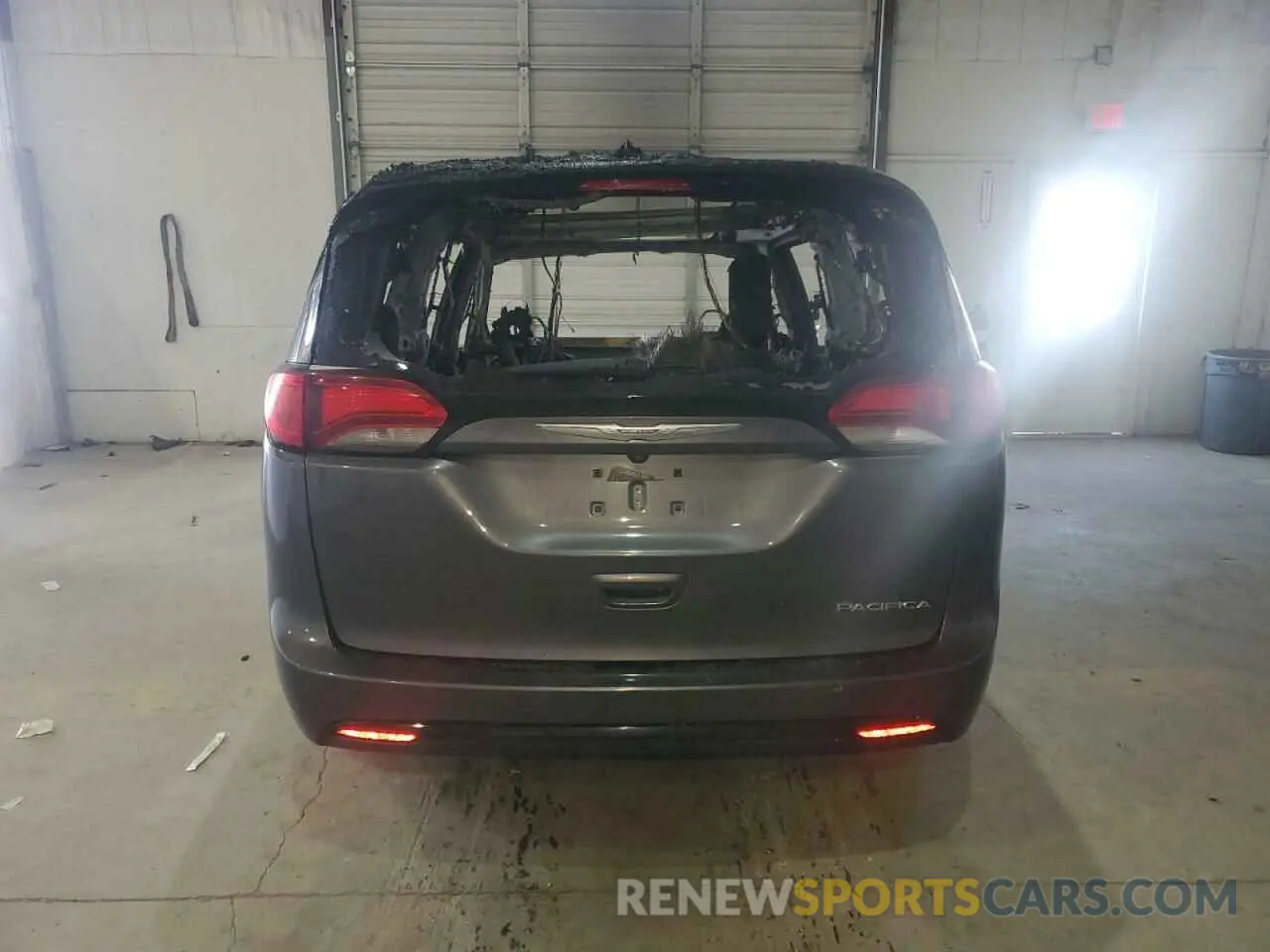 6 Photograph of a damaged car 2C4RC1GG7LR210466 CHRYSLER PACIFICA 2020