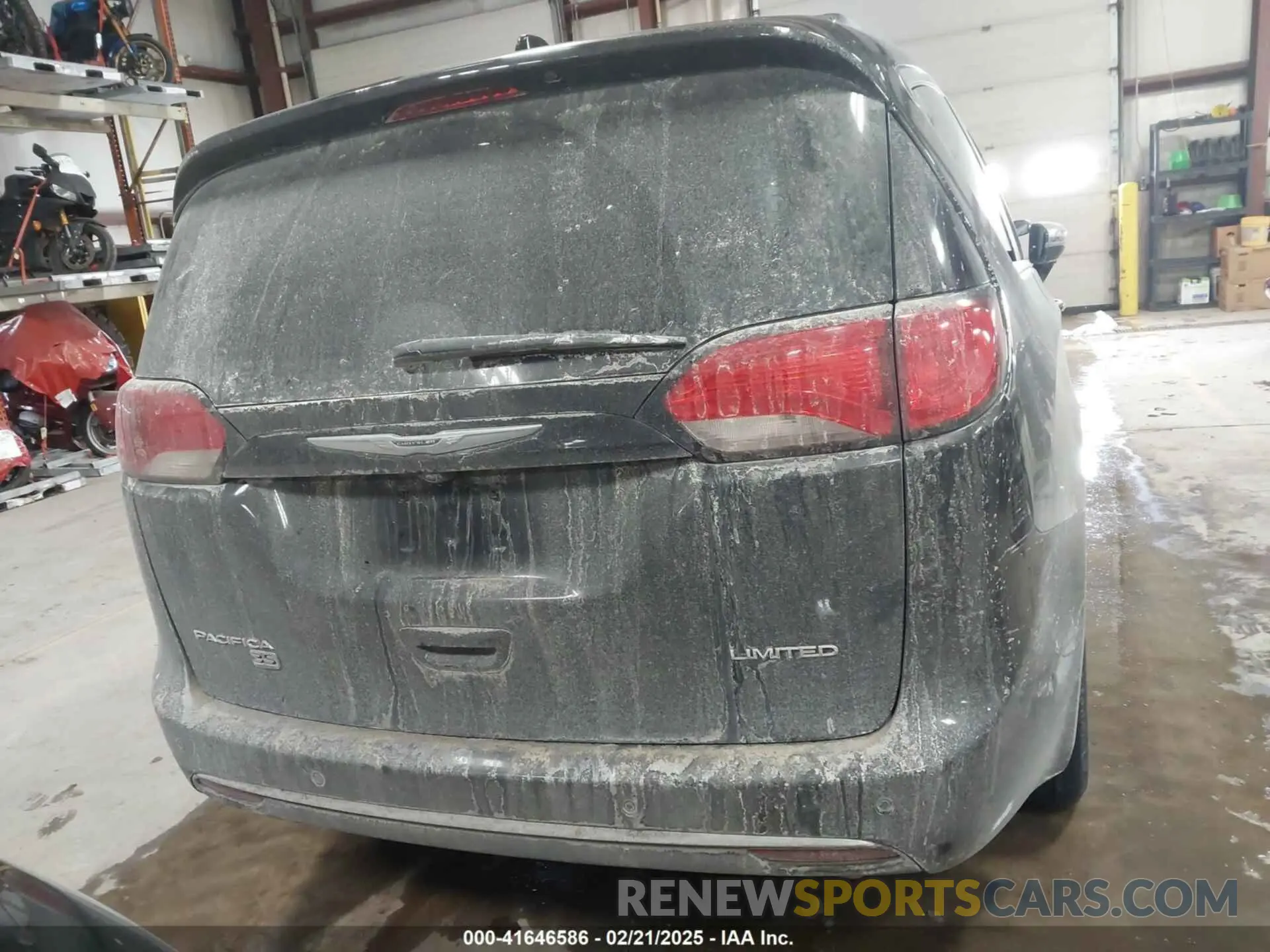 16 Photograph of a damaged car 2C4RC1GG8LR116211 CHRYSLER PACIFICA 2020