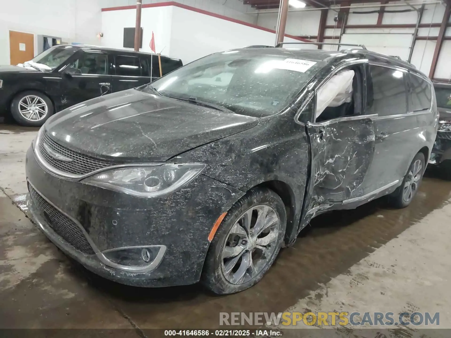 2 Photograph of a damaged car 2C4RC1GG8LR116211 CHRYSLER PACIFICA 2020