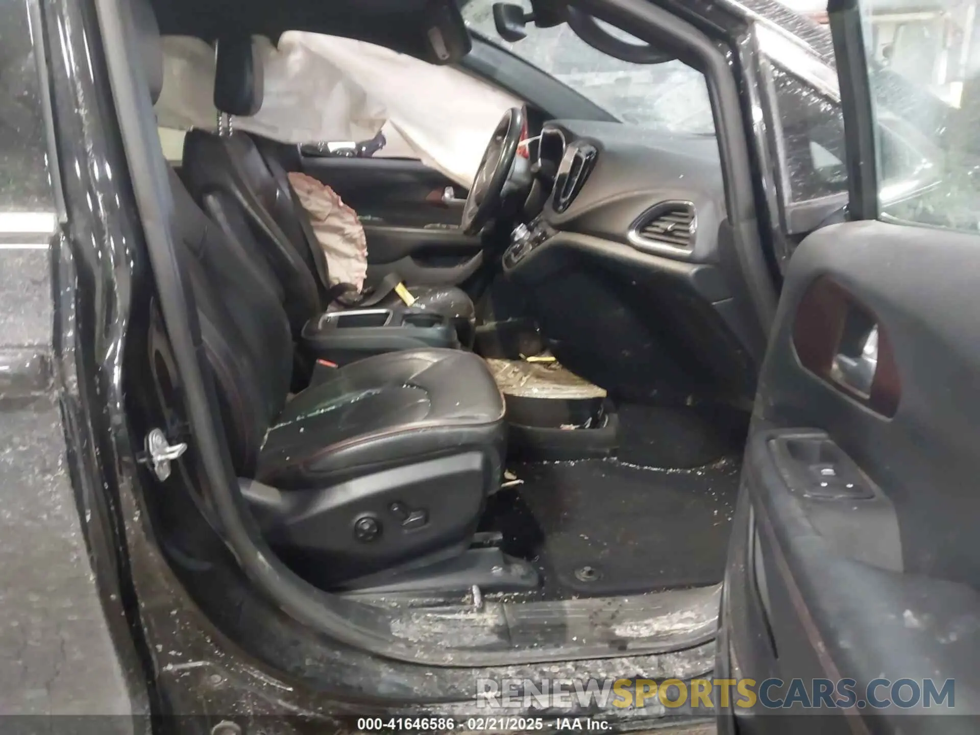 5 Photograph of a damaged car 2C4RC1GG8LR116211 CHRYSLER PACIFICA 2020