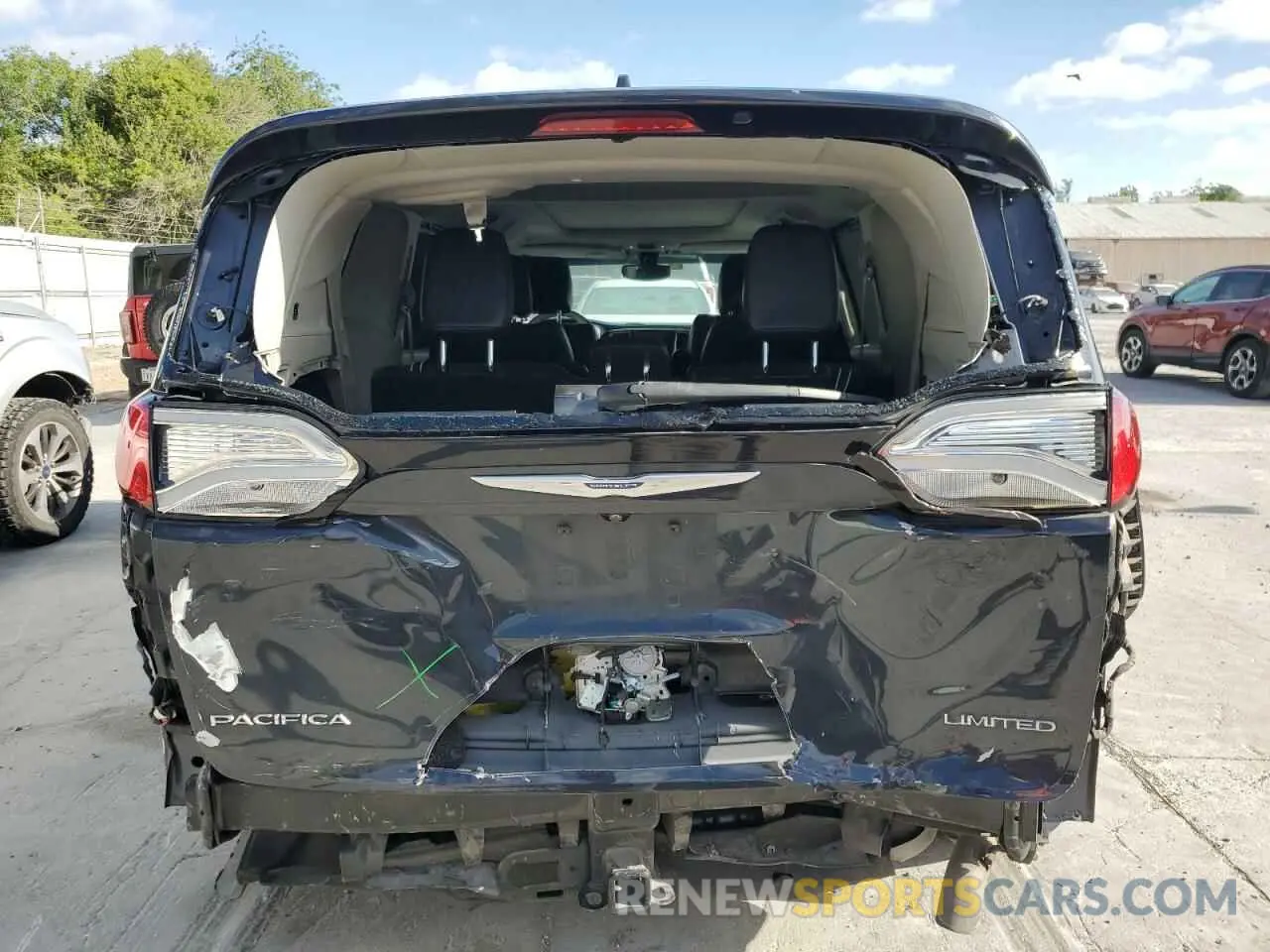 6 Photograph of a damaged car 2C4RC1GG9LR192374 CHRYSLER PACIFICA 2020
