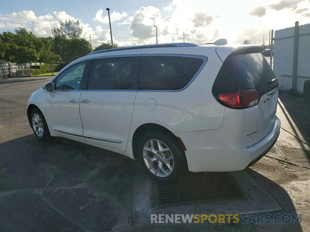 2 Photograph of a damaged car 2C4RC1GG9LR289428 CHRYSLER PACIFICA 2020