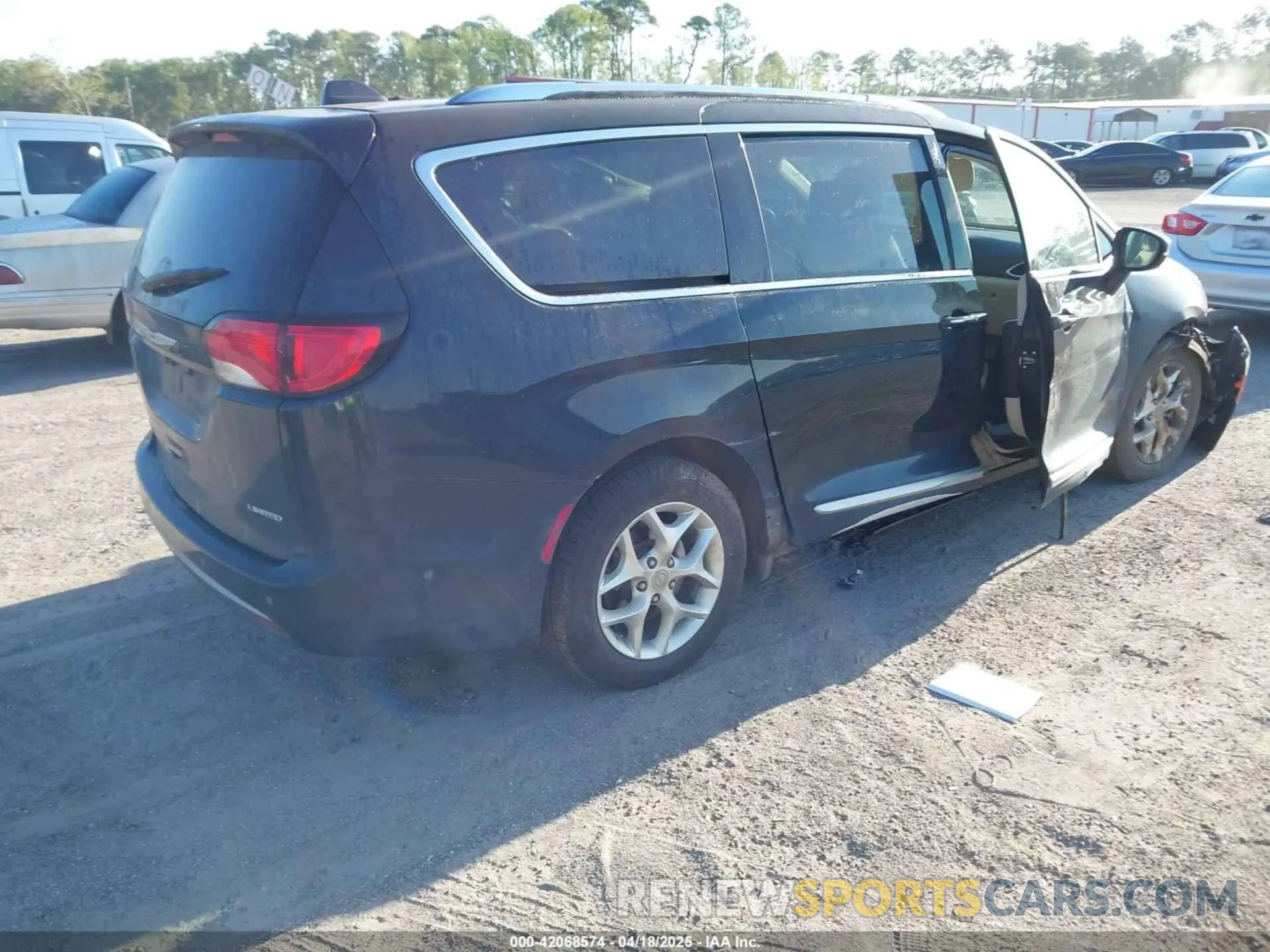 4 Photograph of a damaged car 2C4RC1GGXLR238343 CHRYSLER PACIFICA 2020