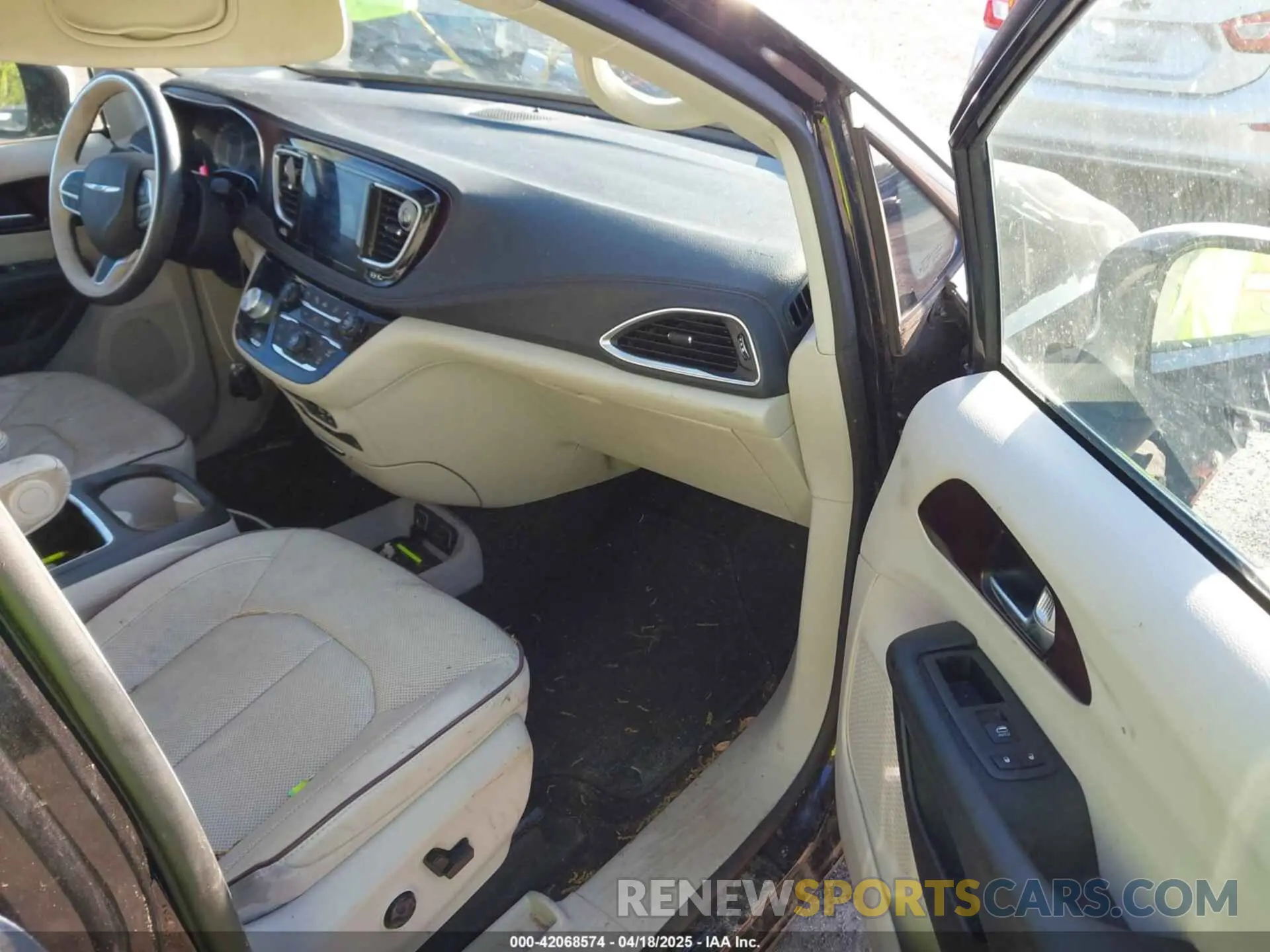 5 Photograph of a damaged car 2C4RC1GGXLR238343 CHRYSLER PACIFICA 2020