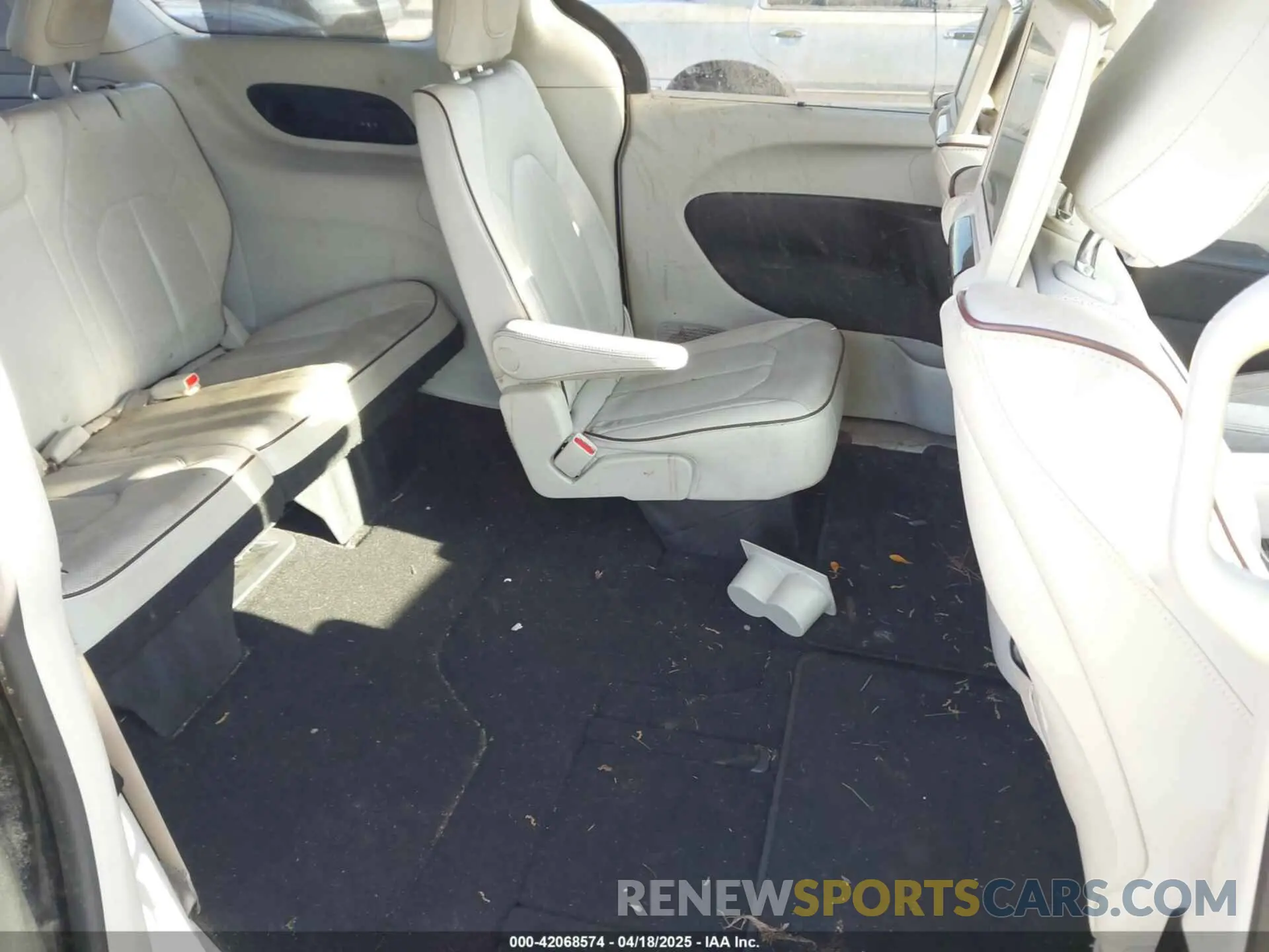 8 Photograph of a damaged car 2C4RC1GGXLR238343 CHRYSLER PACIFICA 2020