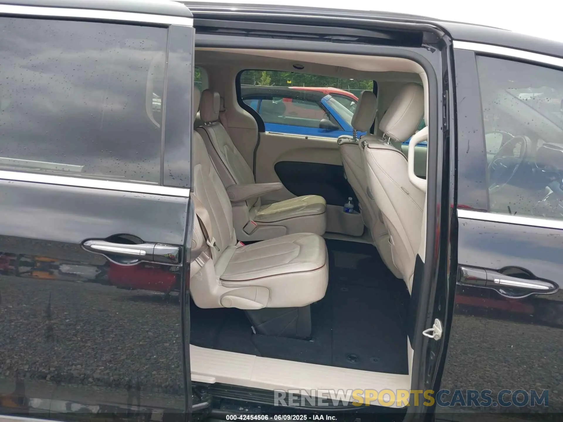 8 Photograph of a damaged car 2C4RC1GGXLR243977 CHRYSLER PACIFICA 2020