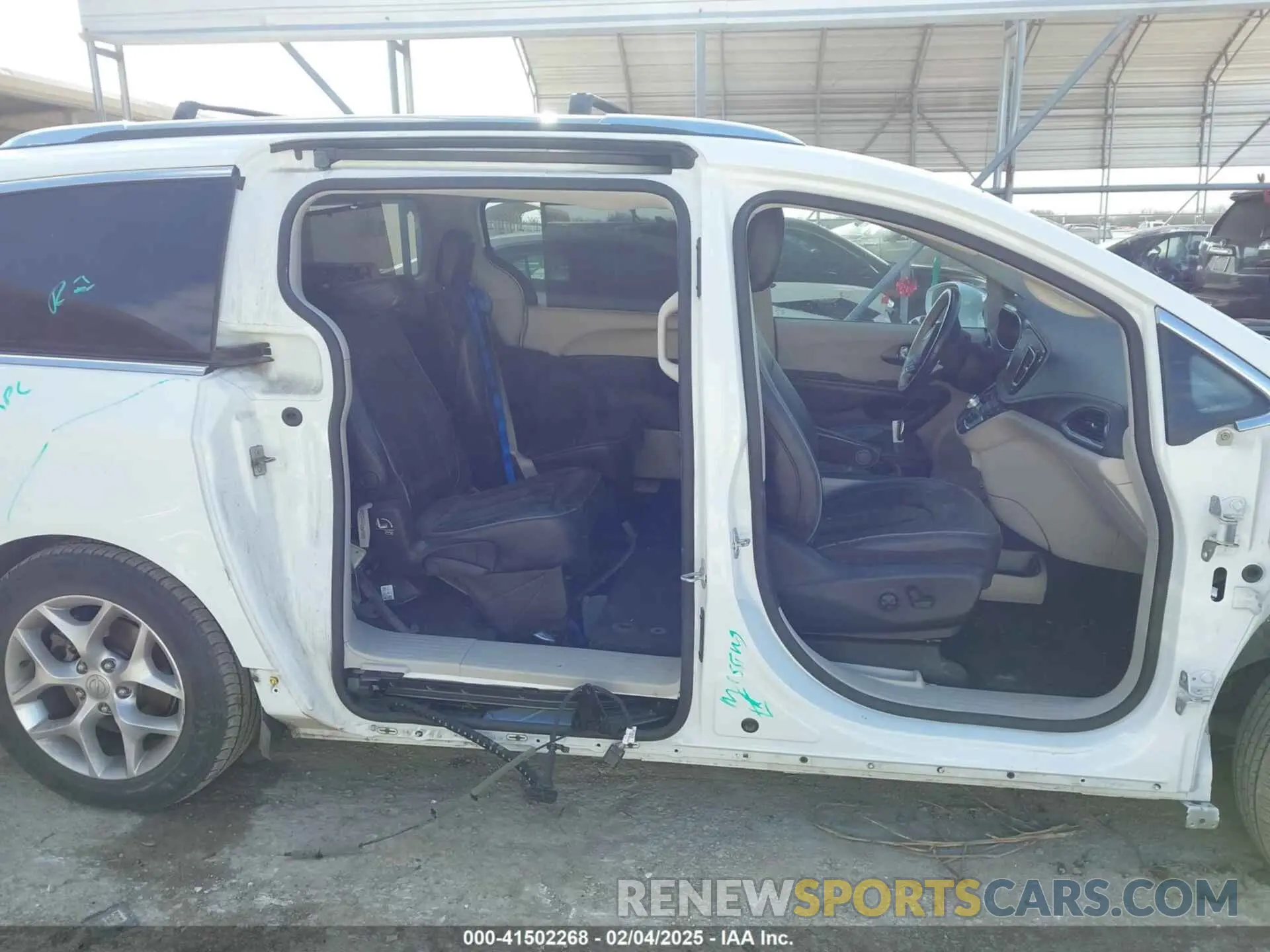 14 Photograph of a damaged car 2C4RC1GGXLR276588 CHRYSLER PACIFICA 2020