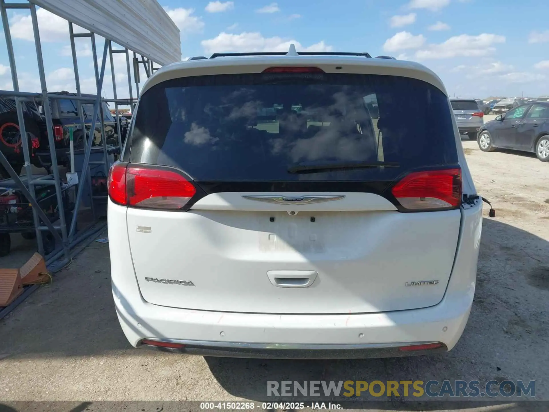 17 Photograph of a damaged car 2C4RC1GGXLR276588 CHRYSLER PACIFICA 2020