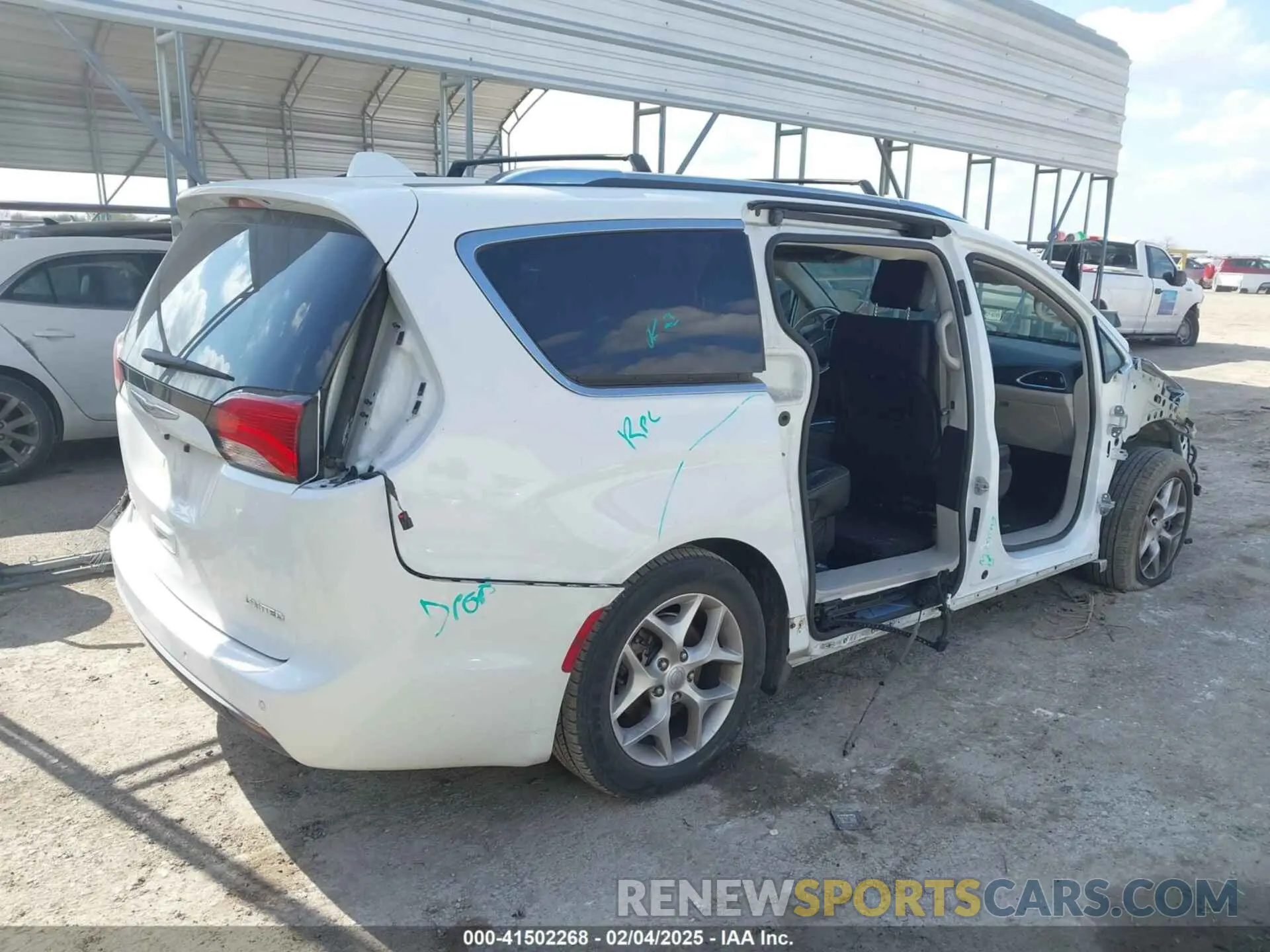 4 Photograph of a damaged car 2C4RC1GGXLR276588 CHRYSLER PACIFICA 2020