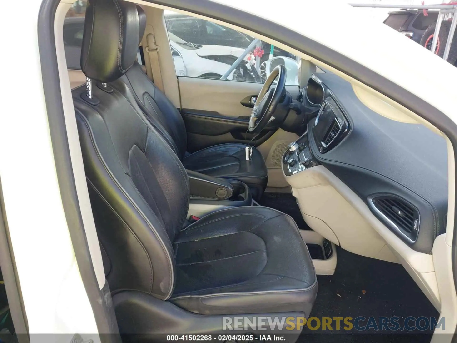 5 Photograph of a damaged car 2C4RC1GGXLR276588 CHRYSLER PACIFICA 2020