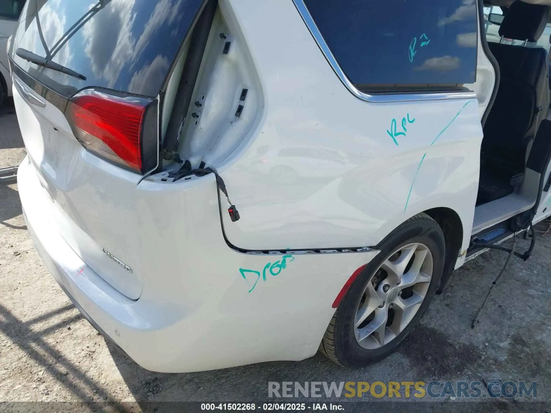 6 Photograph of a damaged car 2C4RC1GGXLR276588 CHRYSLER PACIFICA 2020