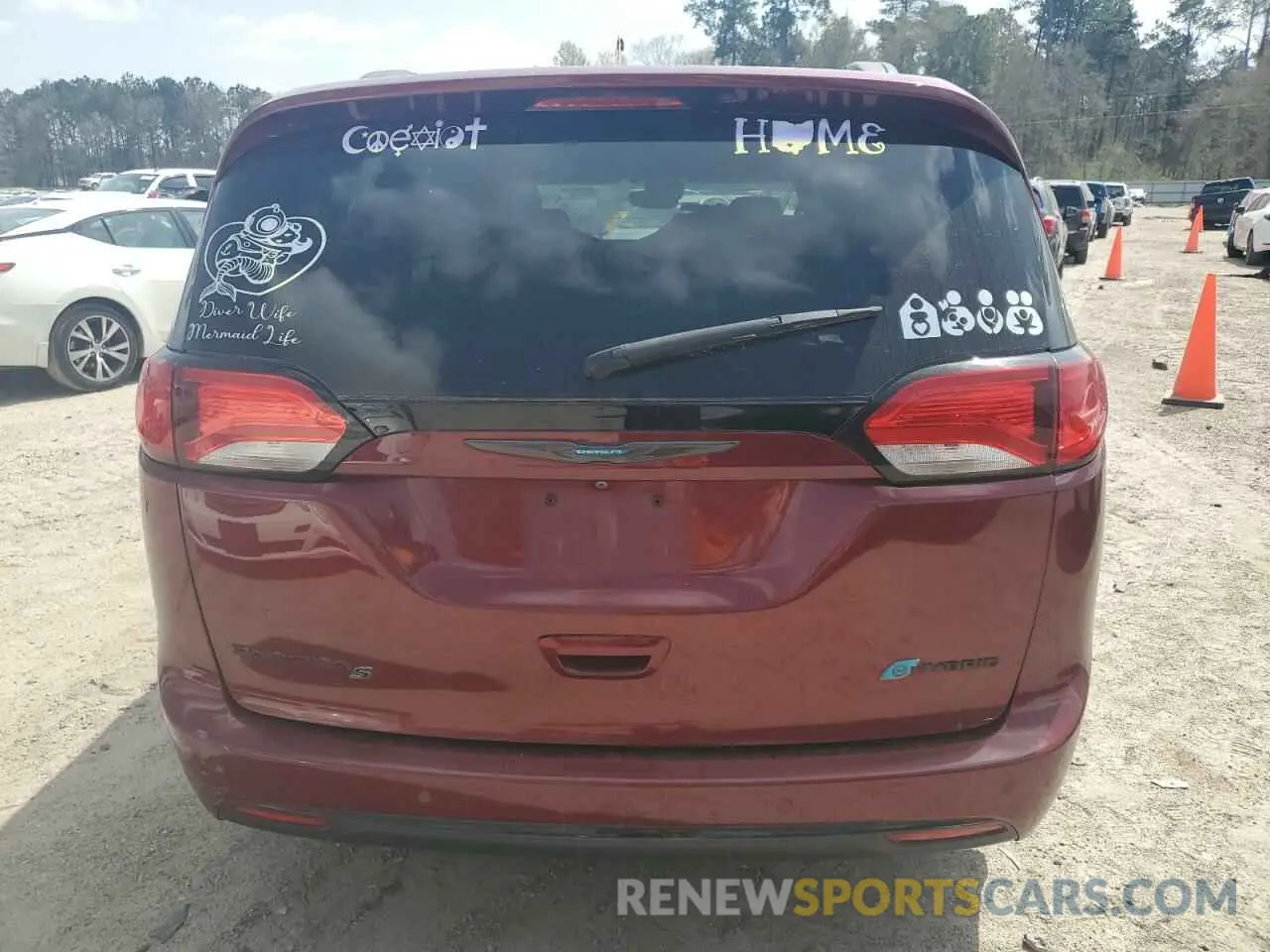 6 Photograph of a damaged car 2C4RC1N75LR267378 CHRYSLER PACIFICA 2020