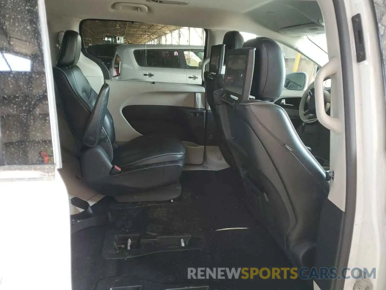 11 Photograph of a damaged car 2C4RC1N78LR277757 CHRYSLER PACIFICA 2020