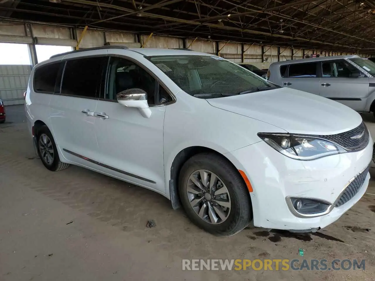 4 Photograph of a damaged car 2C4RC1N78LR277757 CHRYSLER PACIFICA 2020