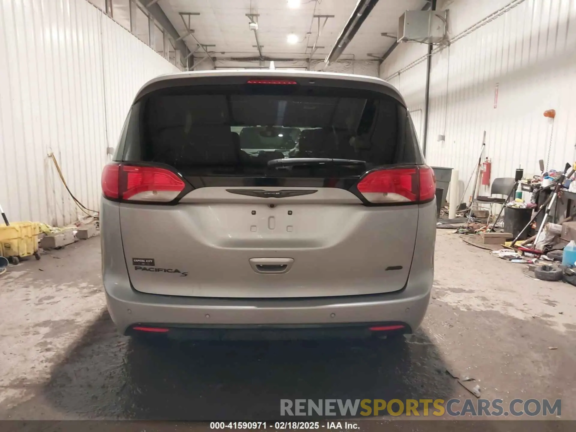 17 Photograph of a damaged car 2C4RC3BG4LR263659 CHRYSLER PACIFICA 2020