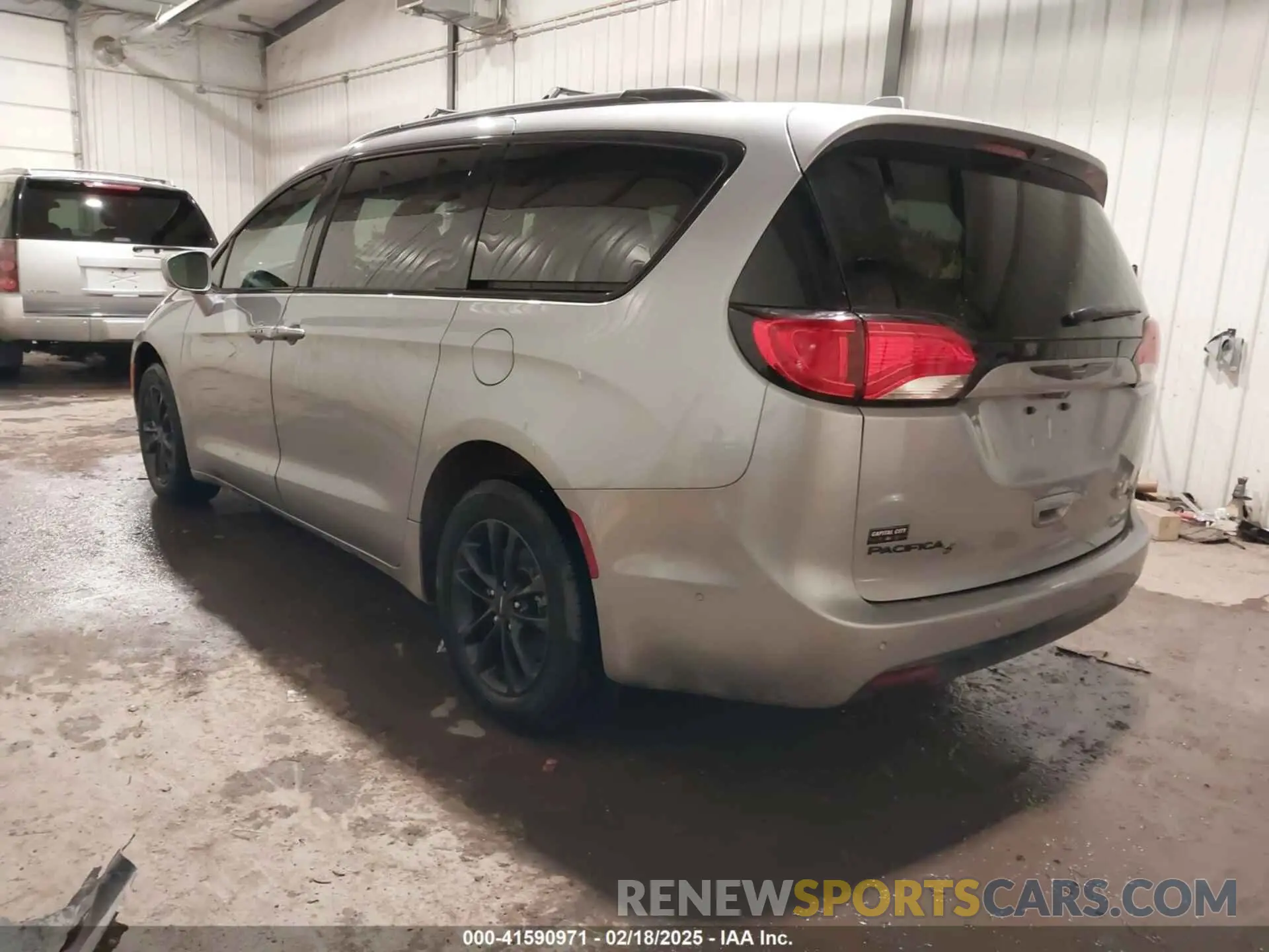 3 Photograph of a damaged car 2C4RC3BG4LR263659 CHRYSLER PACIFICA 2020