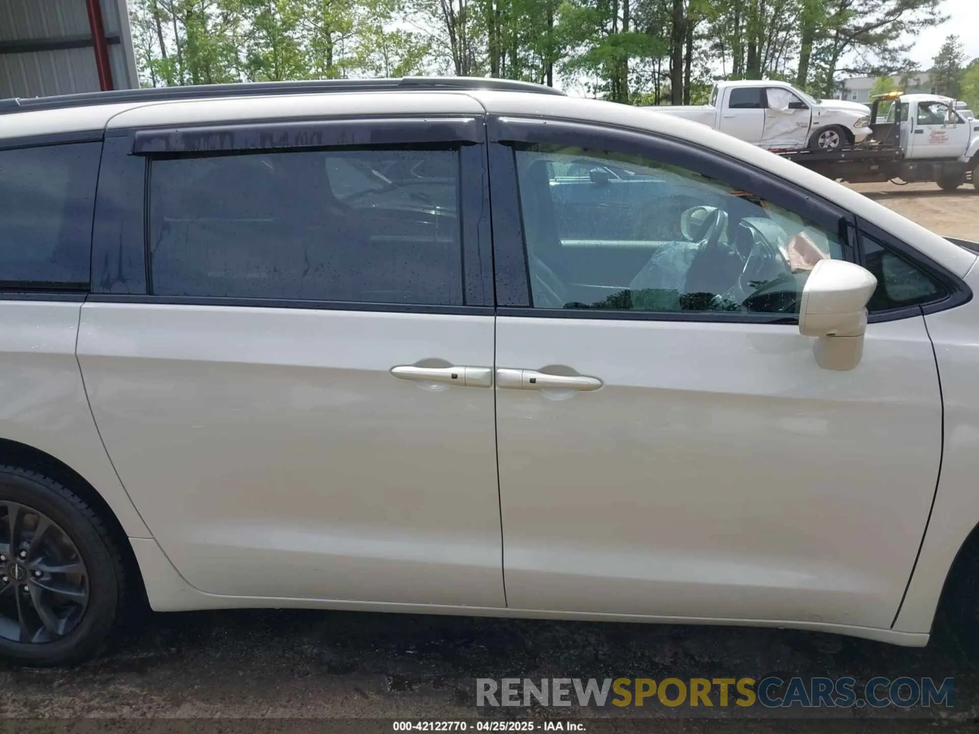 13 Photograph of a damaged car 2C4RC3BG6LR288952 CHRYSLER PACIFICA 2020