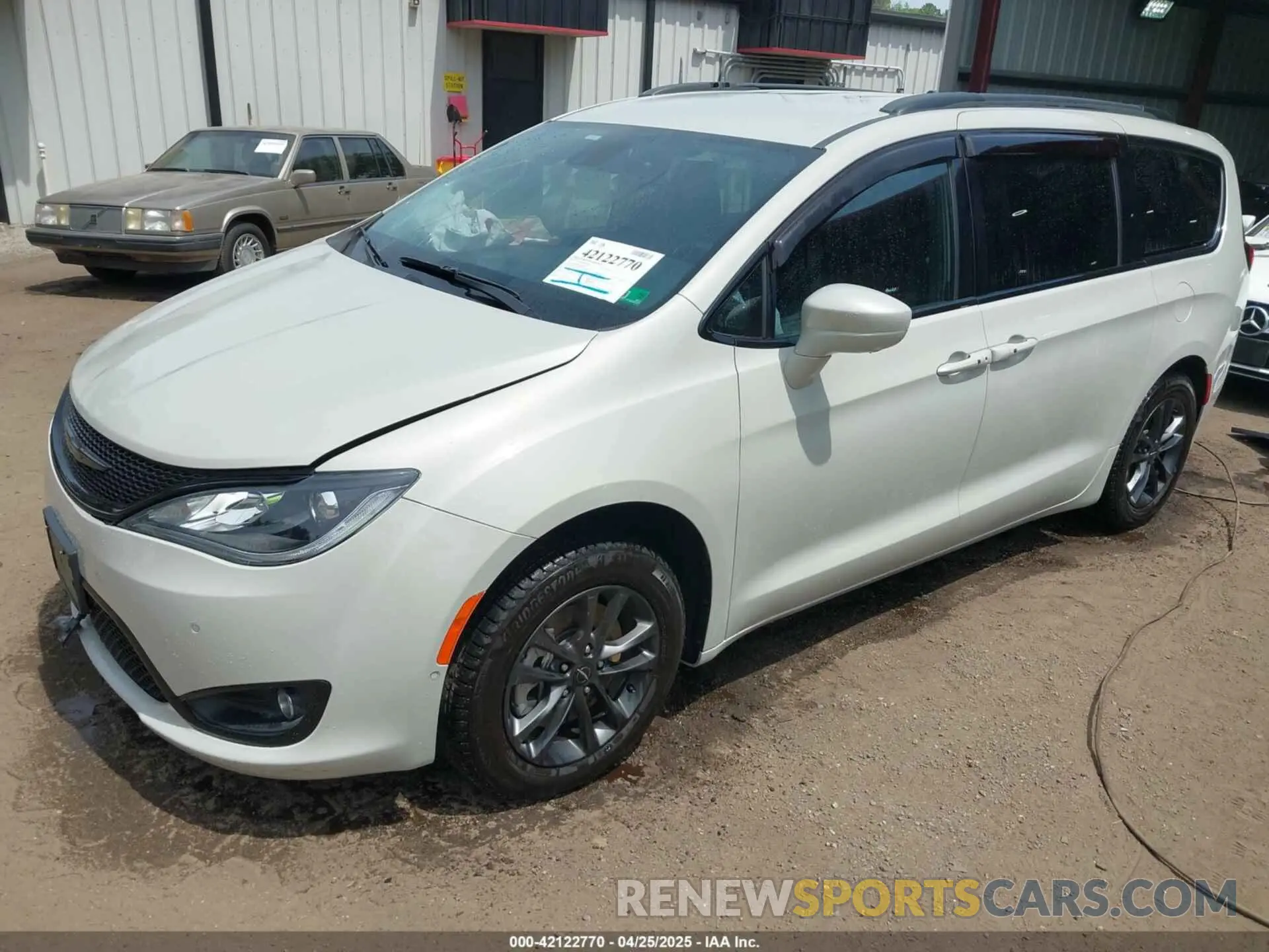 2 Photograph of a damaged car 2C4RC3BG6LR288952 CHRYSLER PACIFICA 2020