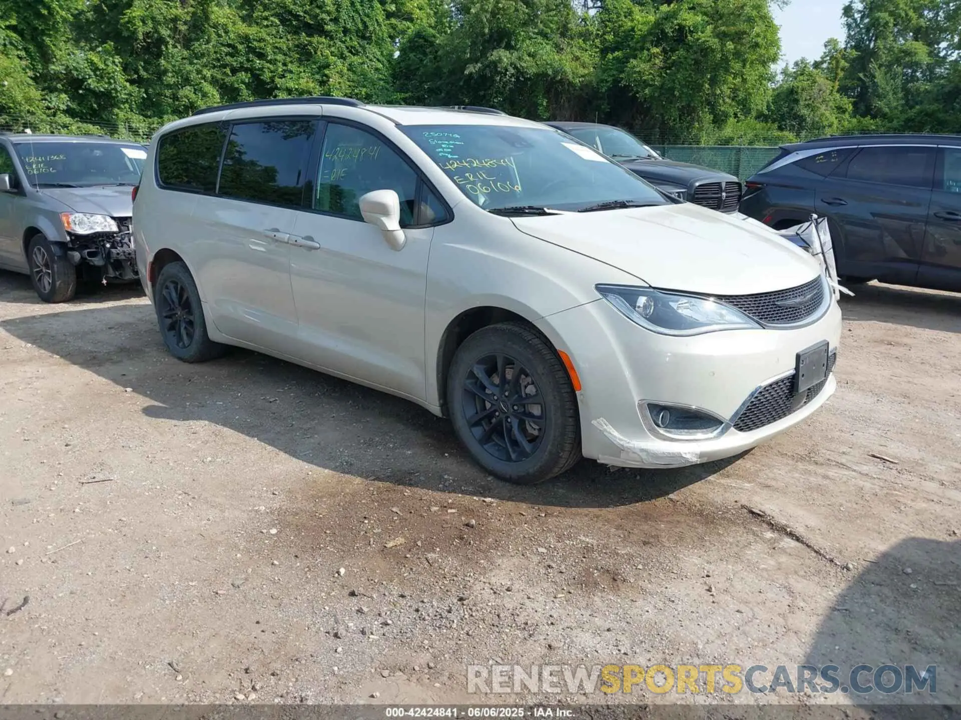 1 Photograph of a damaged car 2C4RC3BGXLR267876 CHRYSLER PACIFICA 2020