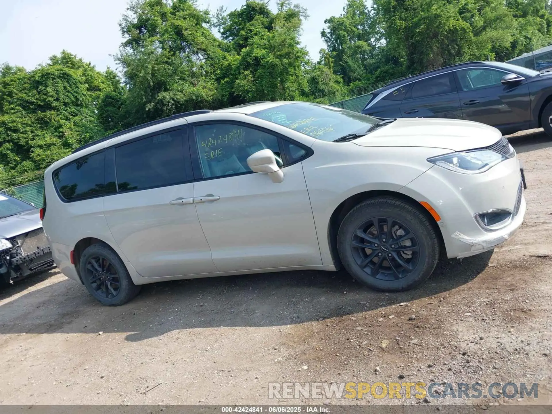 13 Photograph of a damaged car 2C4RC3BGXLR267876 CHRYSLER PACIFICA 2020