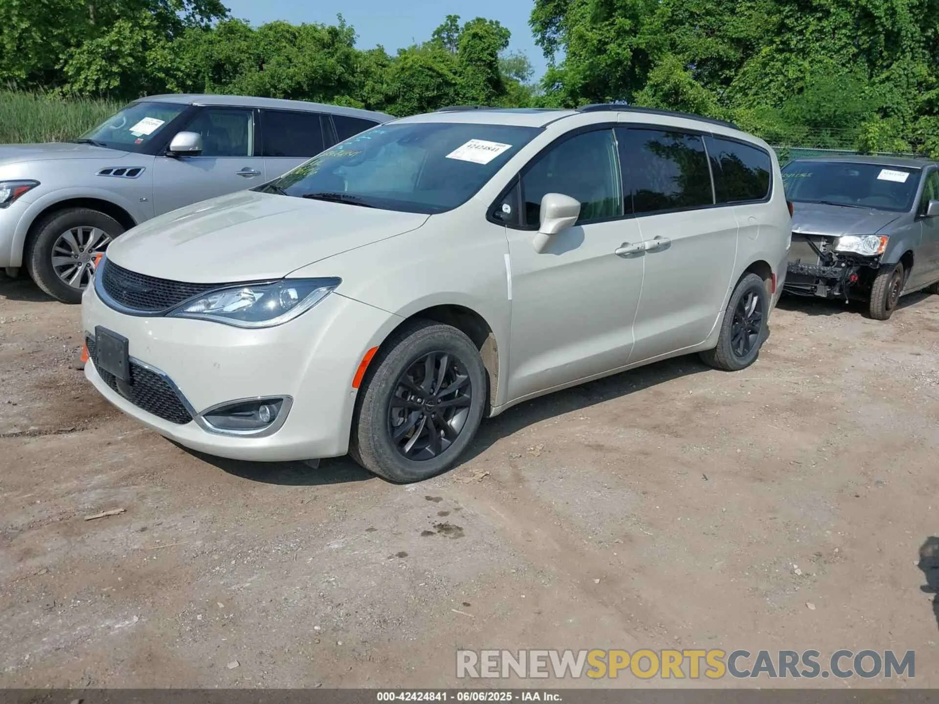 2 Photograph of a damaged car 2C4RC3BGXLR267876 CHRYSLER PACIFICA 2020