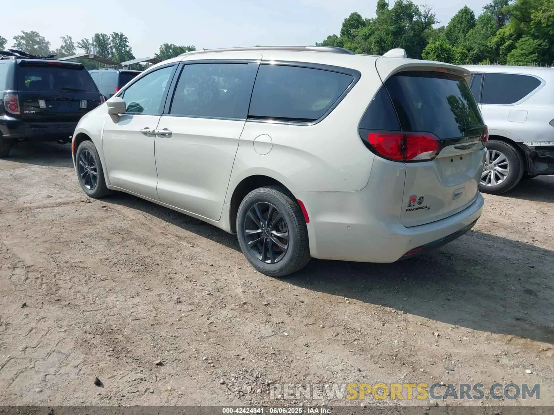 3 Photograph of a damaged car 2C4RC3BGXLR267876 CHRYSLER PACIFICA 2020