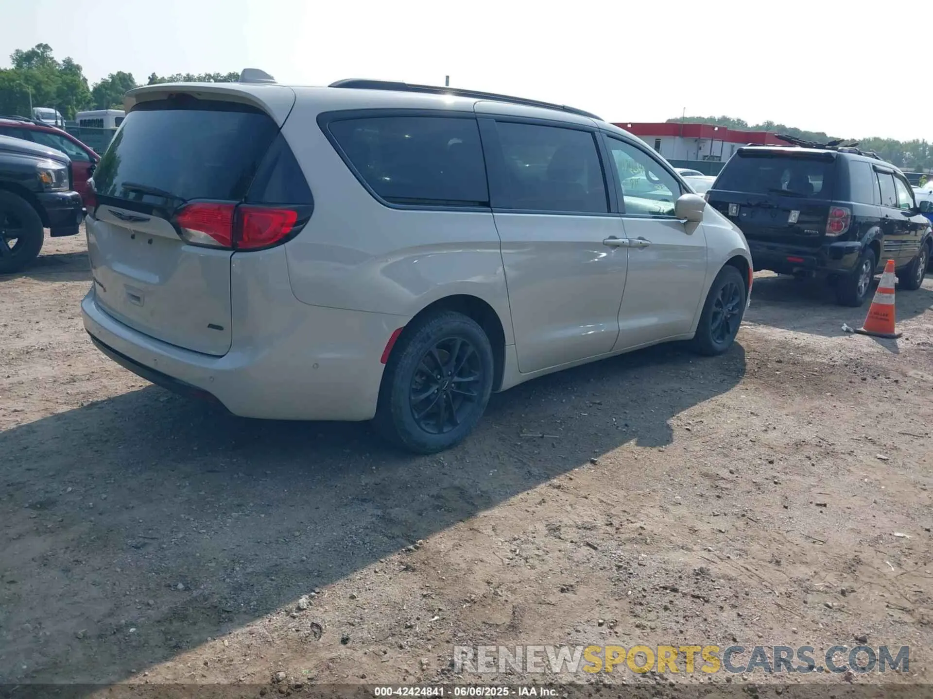 4 Photograph of a damaged car 2C4RC3BGXLR267876 CHRYSLER PACIFICA 2020