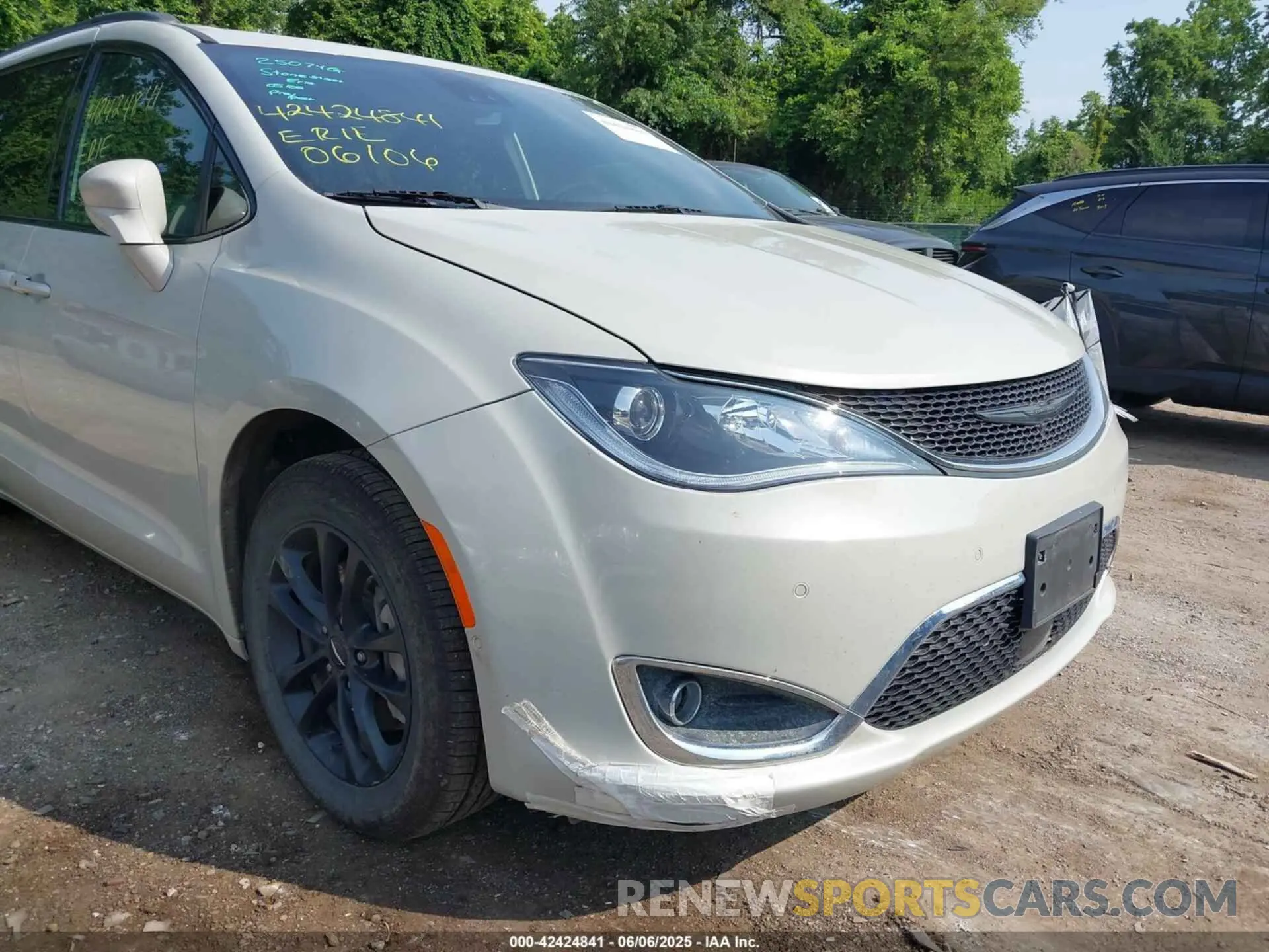 6 Photograph of a damaged car 2C4RC3BGXLR267876 CHRYSLER PACIFICA 2020